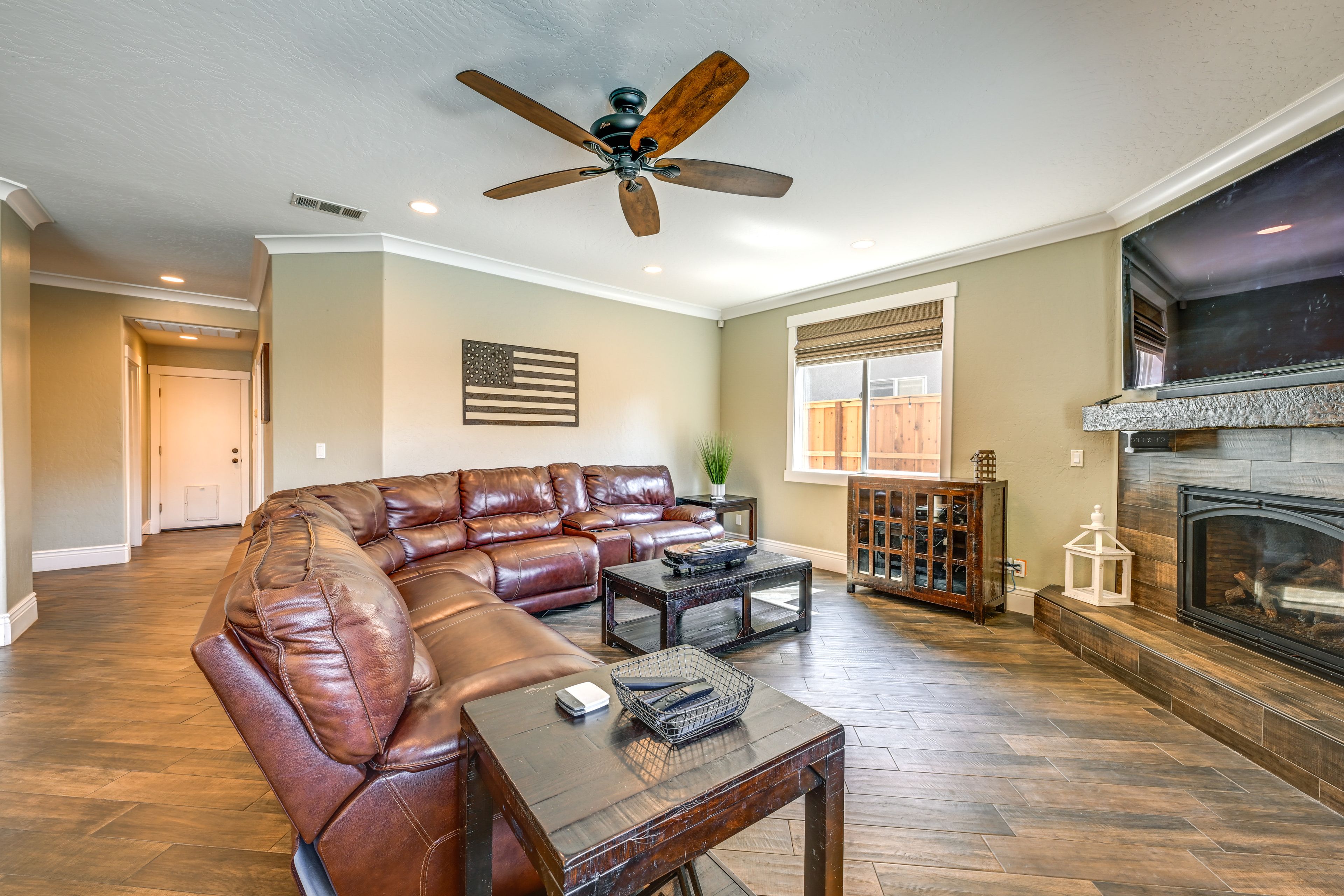 Living Room | Free WiFi | Smart TV | Central A/C