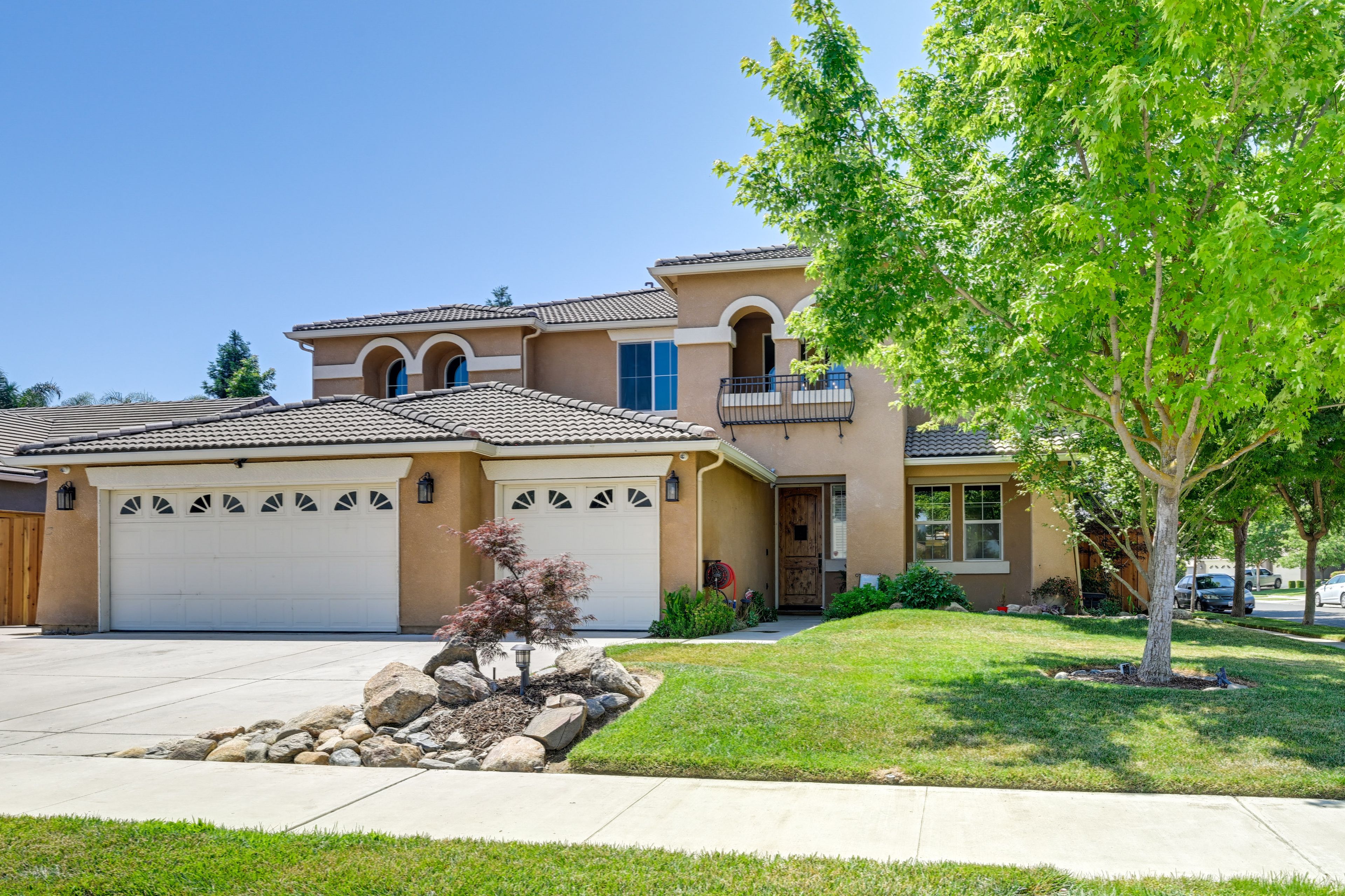 Parking | Garage (2 Vehicles) | Driveway (2 Vehicles)