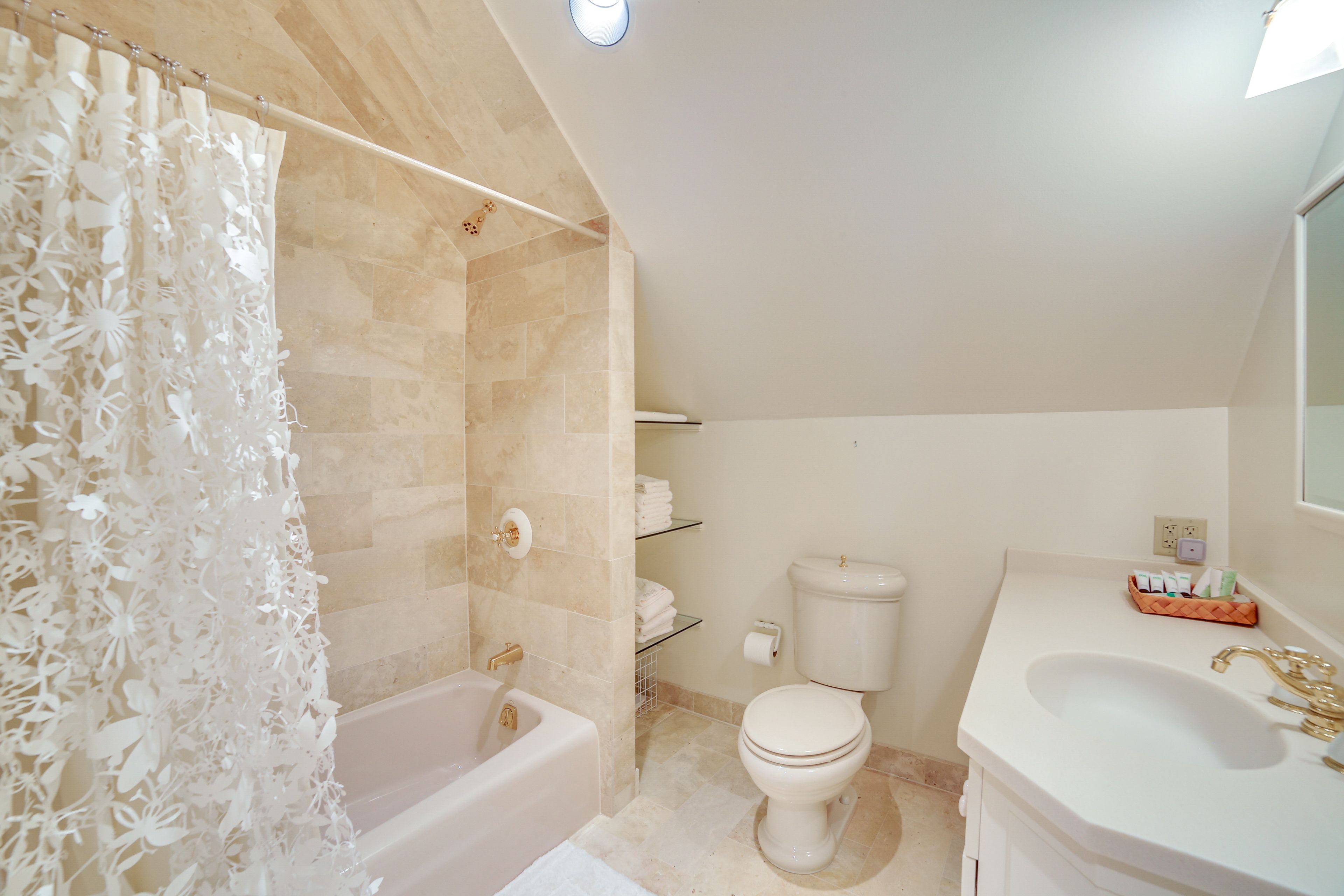 Full Bath | Complimentary Toiletries