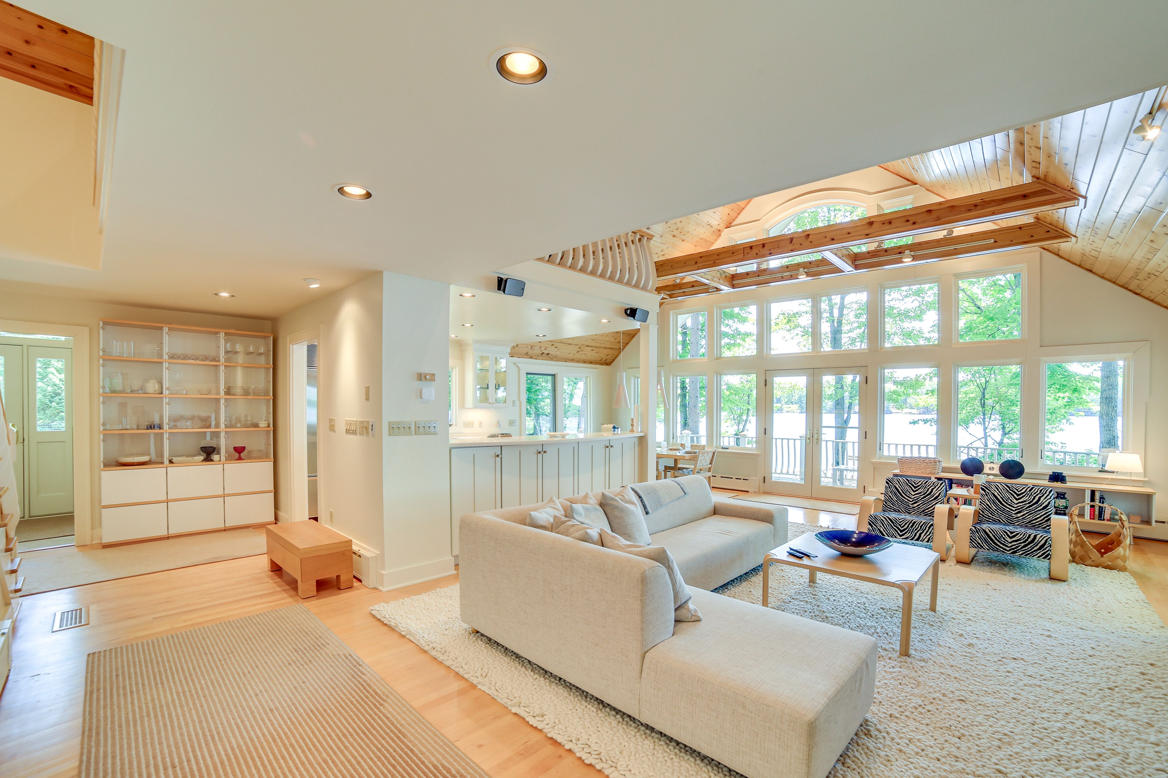 Living Room | Board Games & Books | Free WiFi | Central Heating & A/C