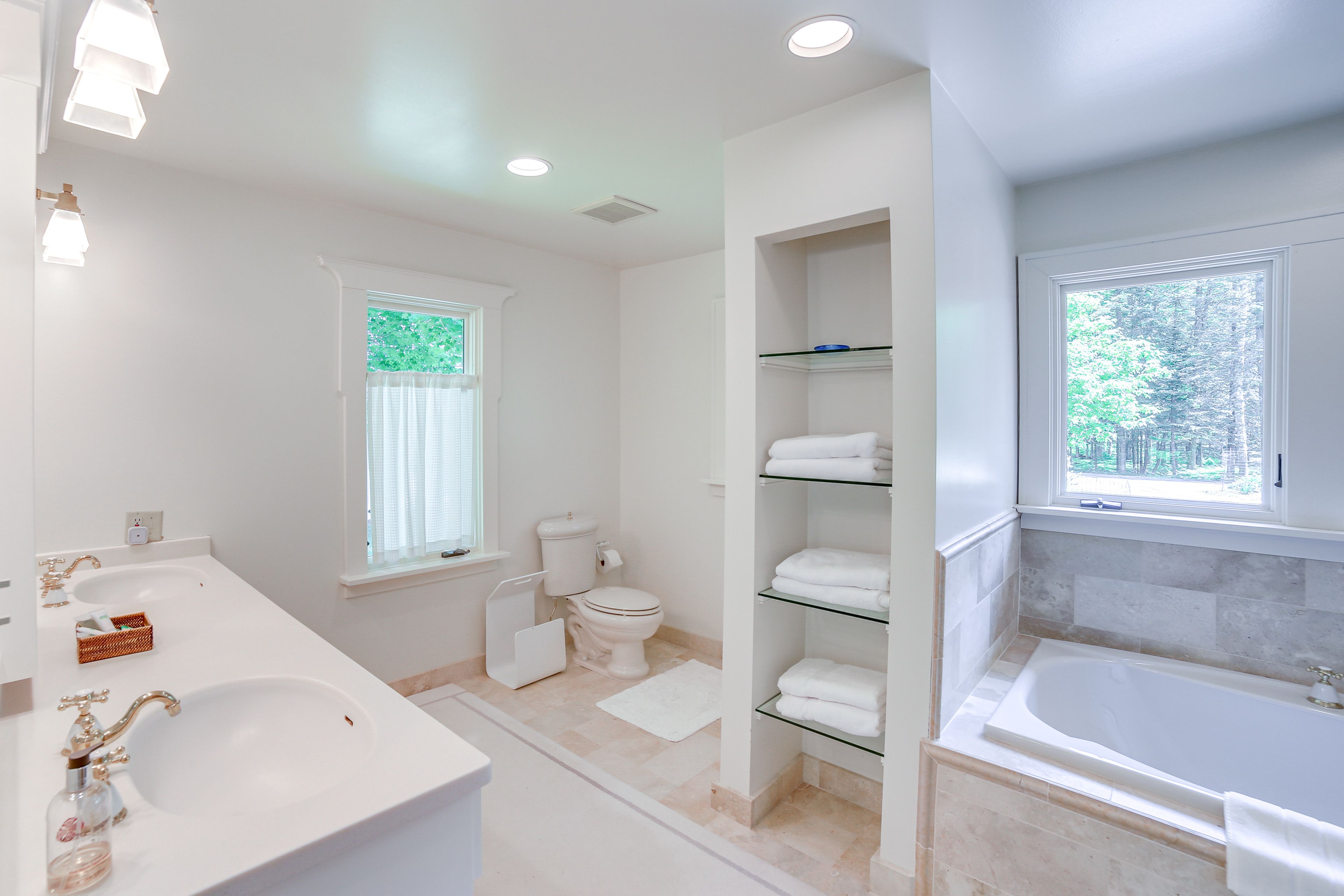 En-Suite Bathroom | Towels Provided
