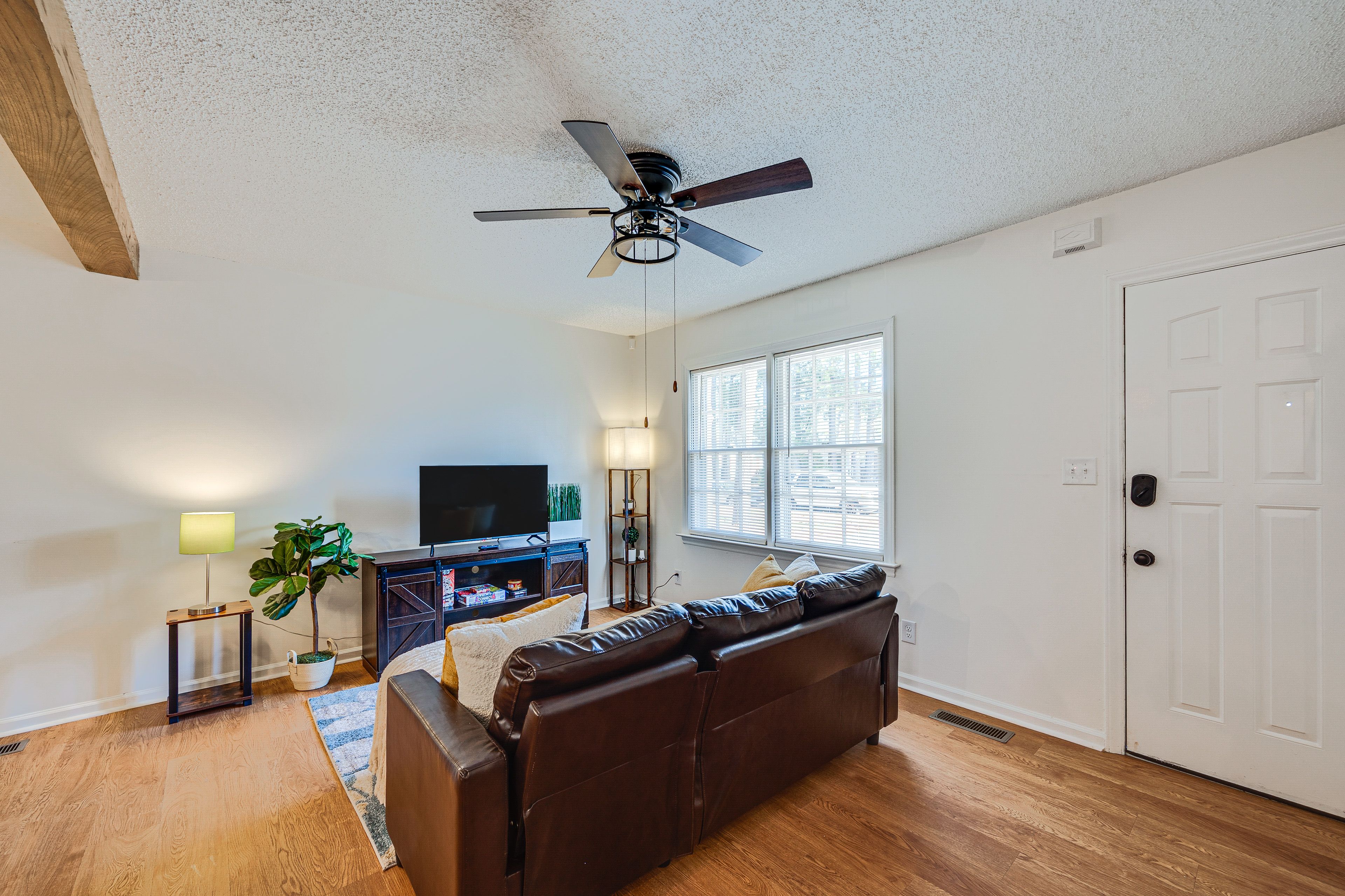 Living Room | Flat-Screen TV | Central Heating & A/C | Ceiling Fans | Free WiFi