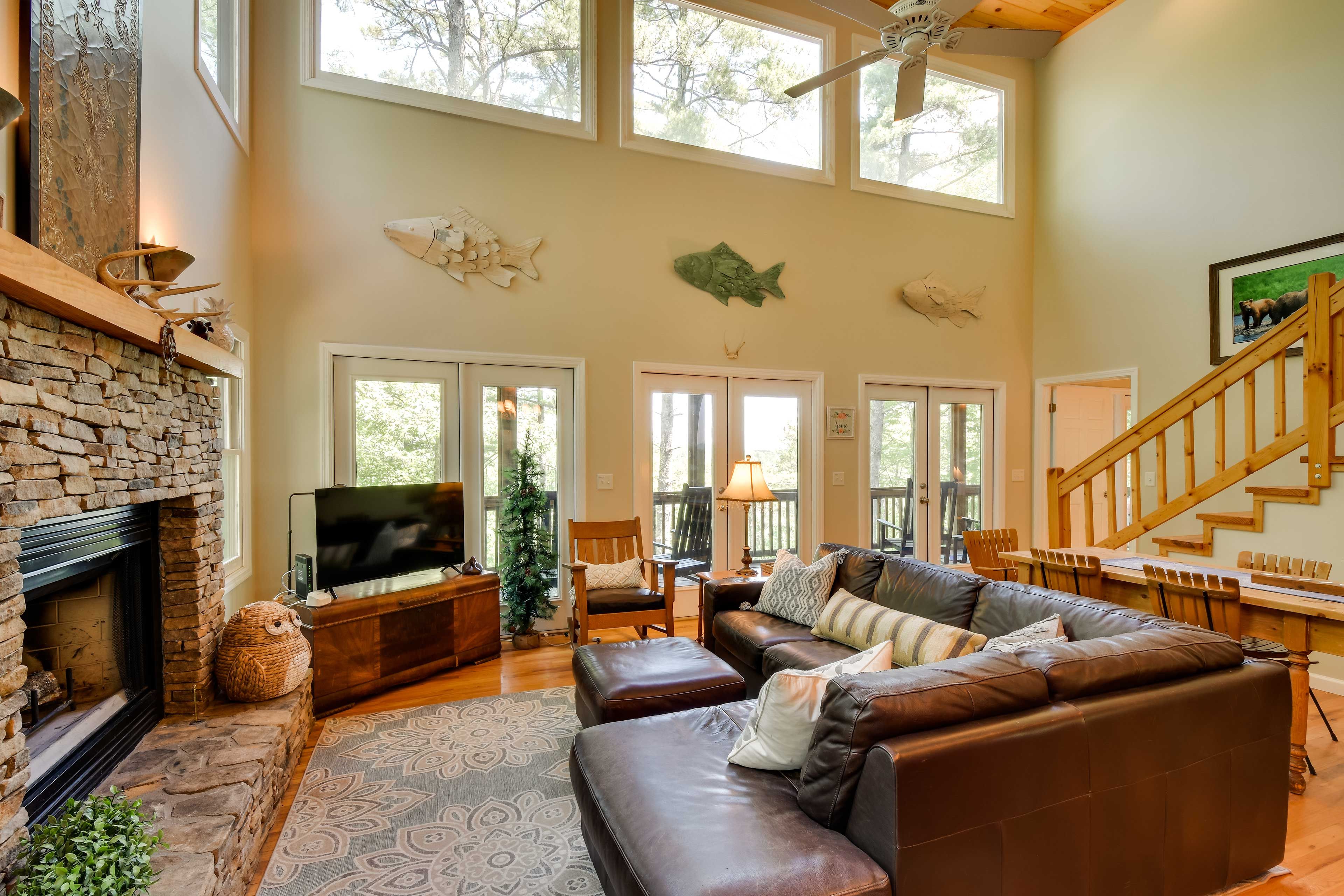 Living Room | Smart TV | Fireplace | Central Heating & A/C | Ceiling Fans