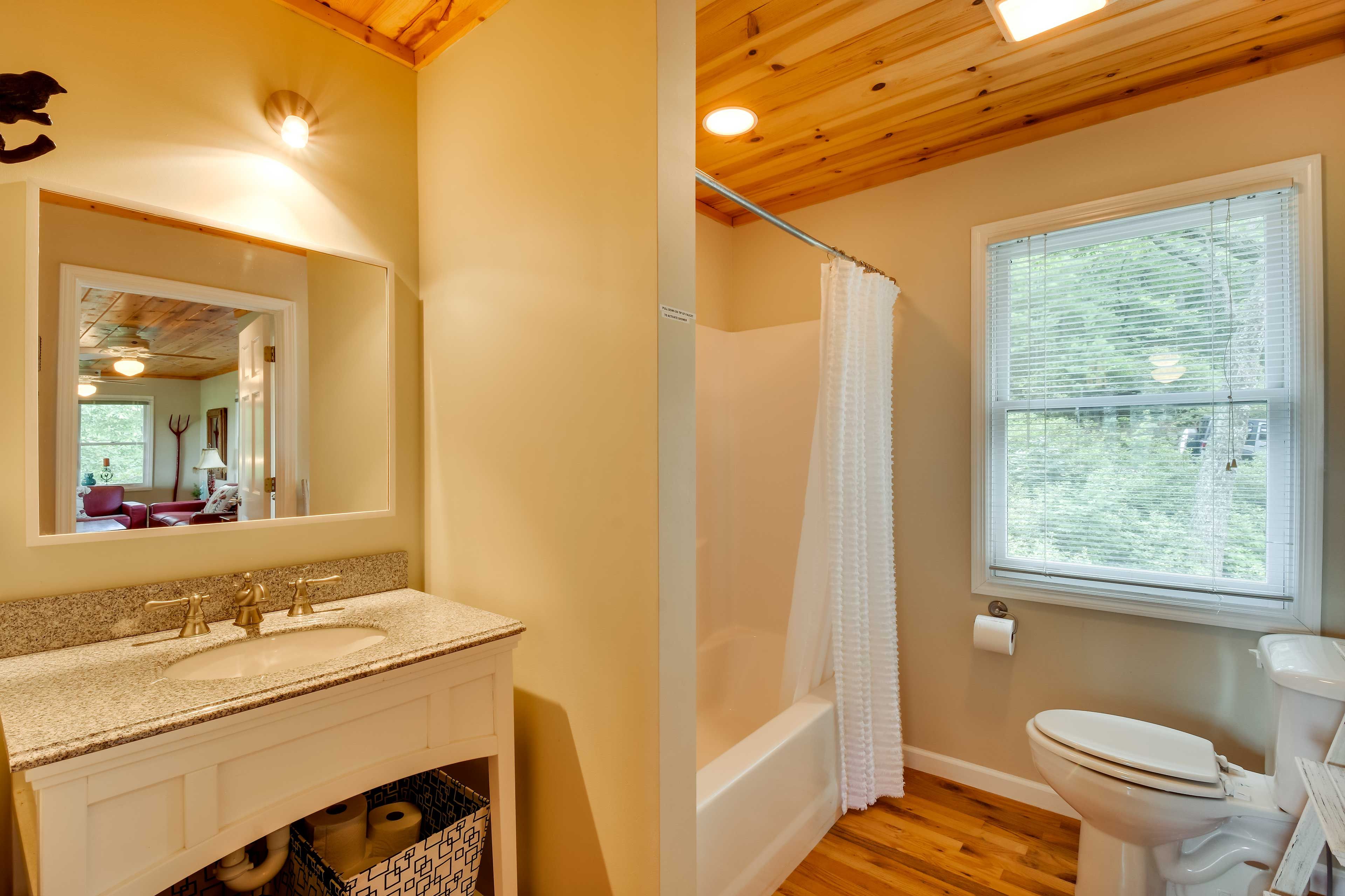 Full Bathroom | 2nd Floor | Shower/Tub Combo | Towels Provided