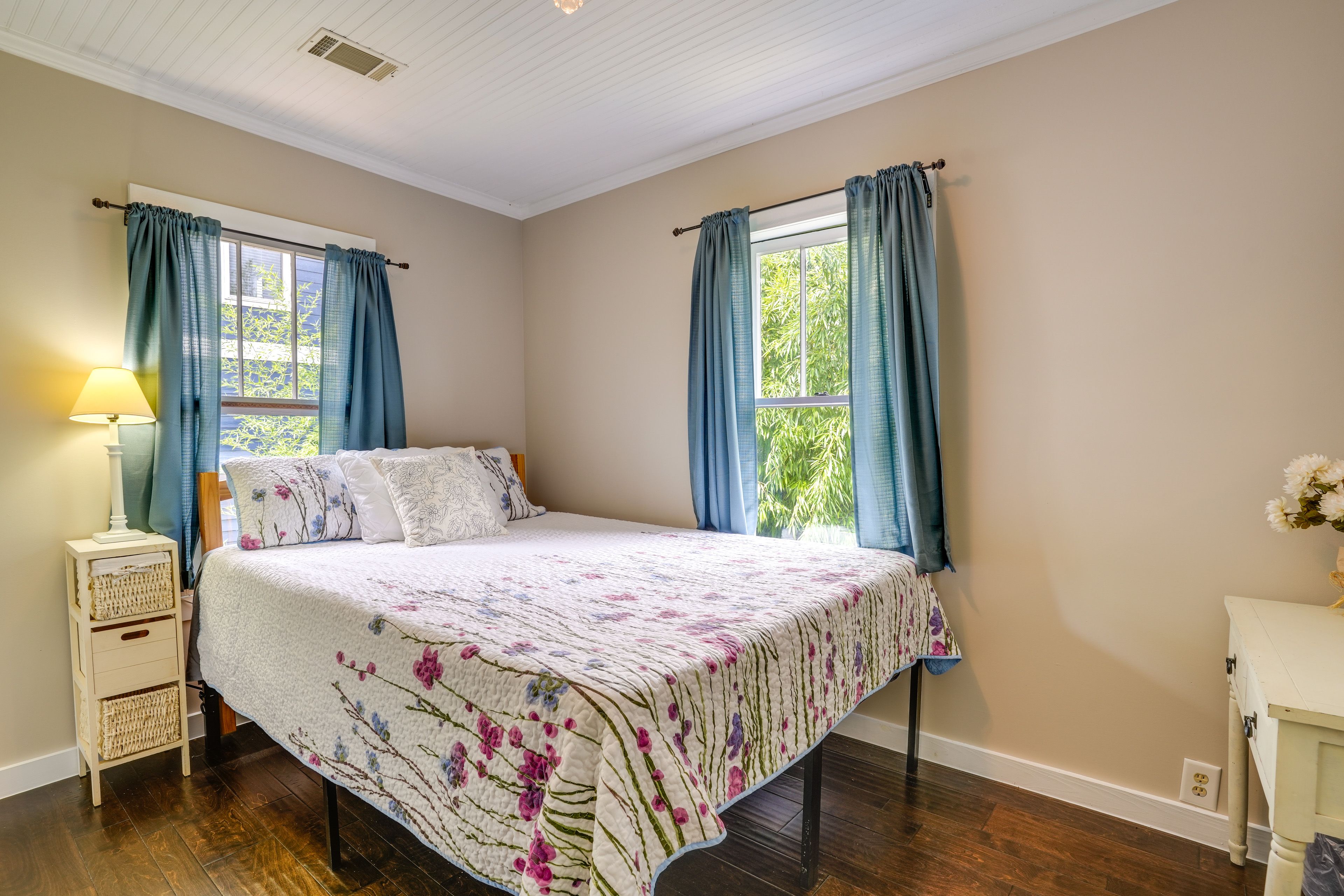 Bedroom 2 | Queen Bed | Top Floor