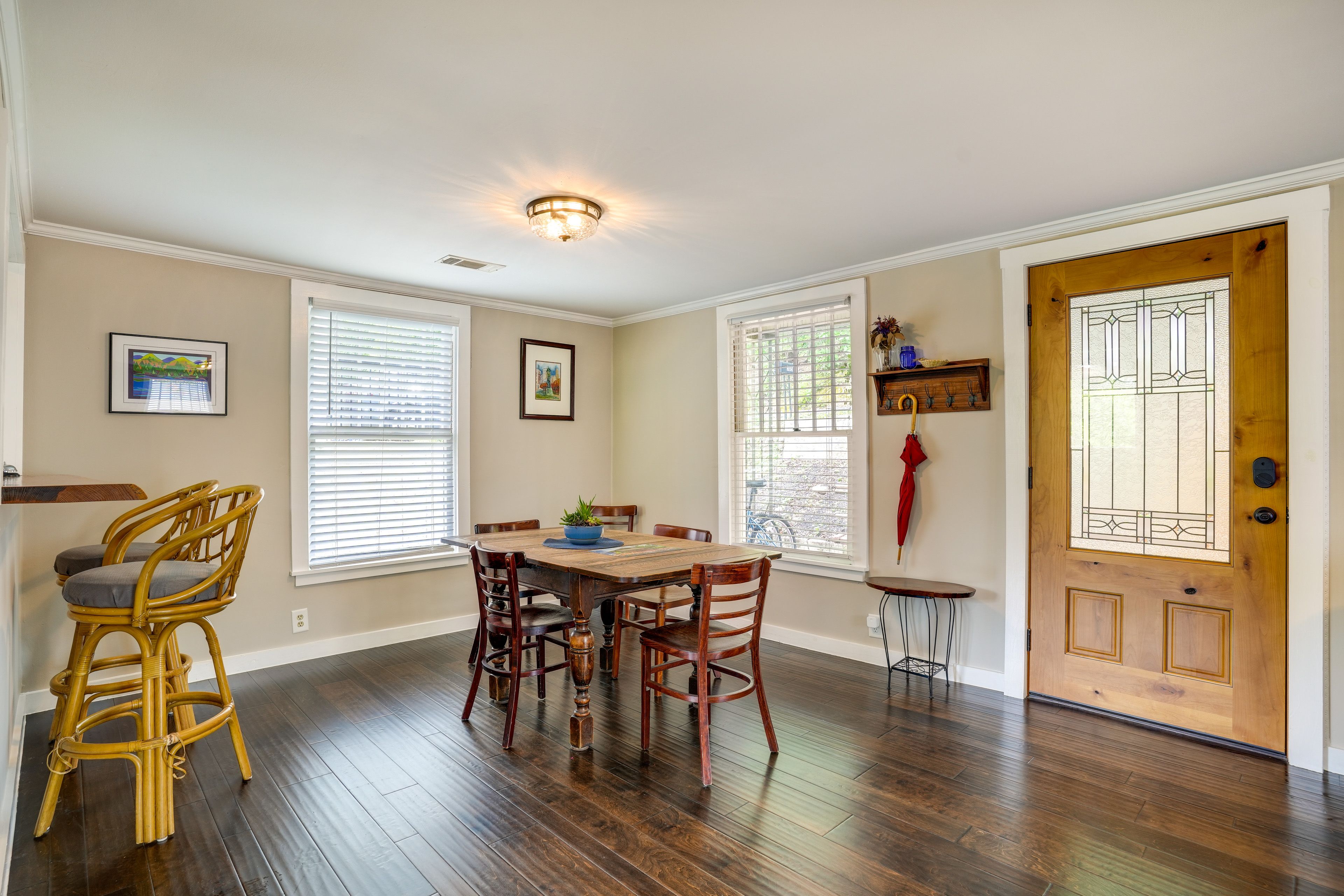 Dining Area & Entrance