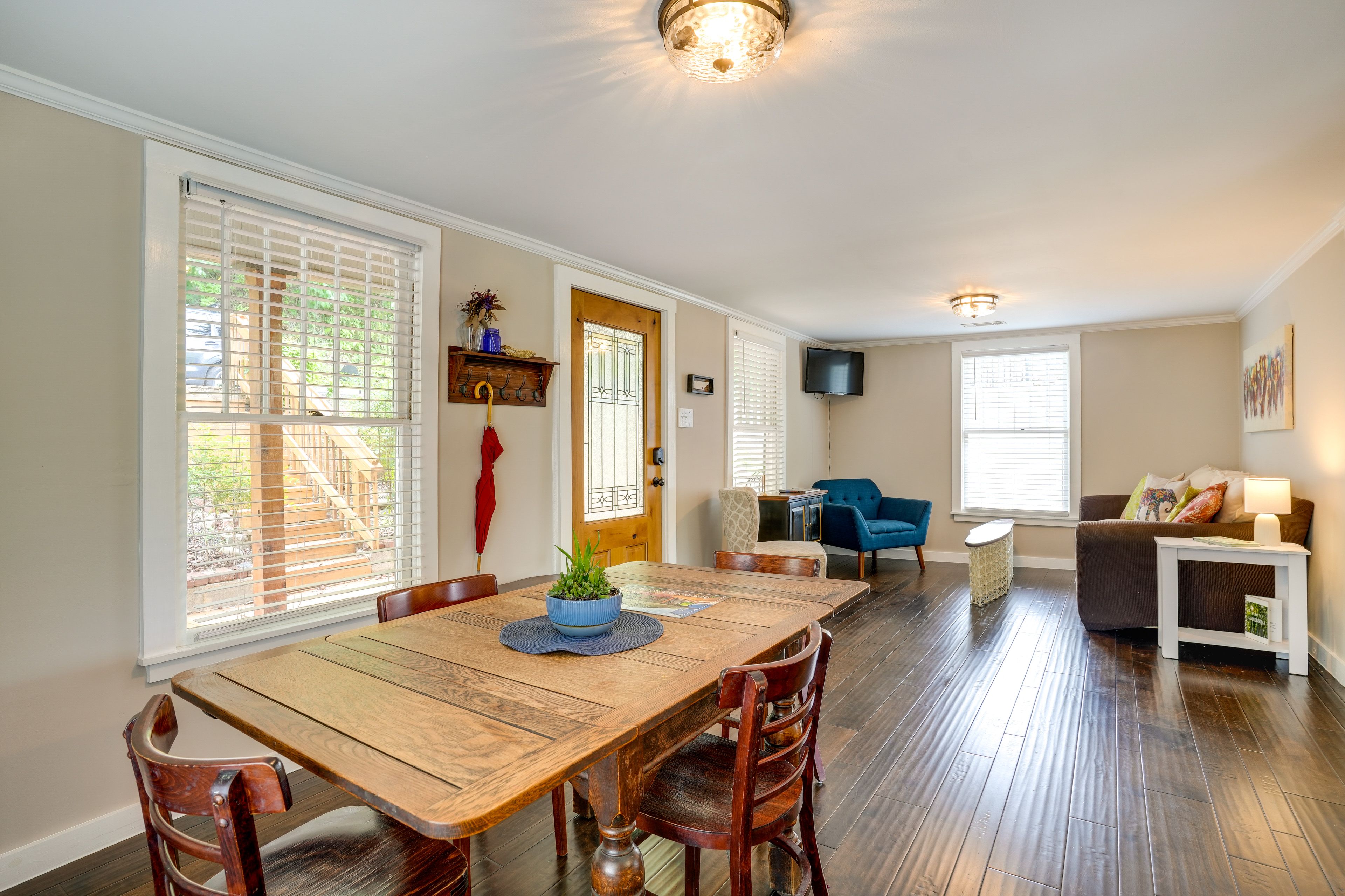 Dining & Living Area | Free WiFi