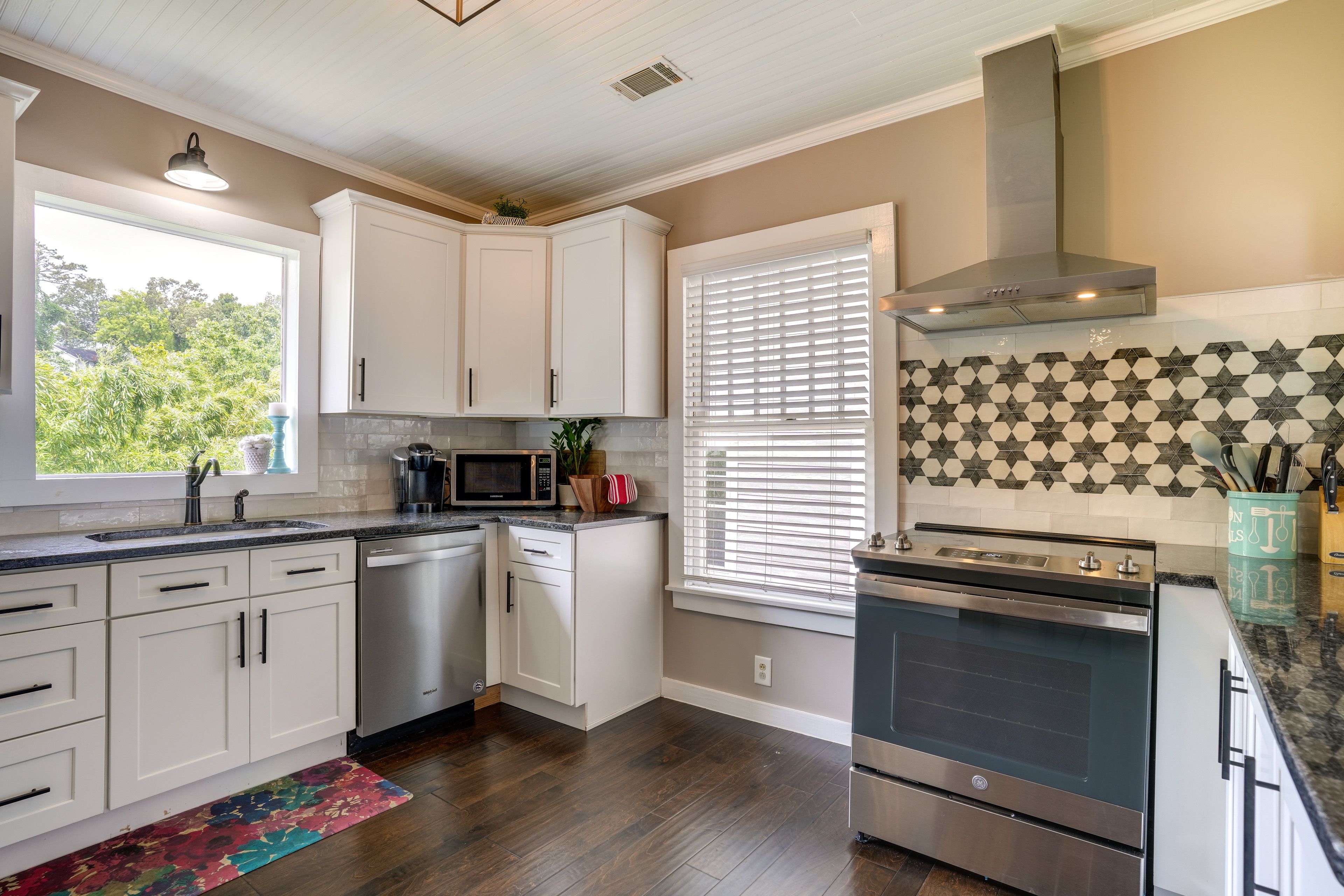 Chattanooga Vacation Rental | 2BR | 1BA | 1,150 Sq Ft | Stairs Required