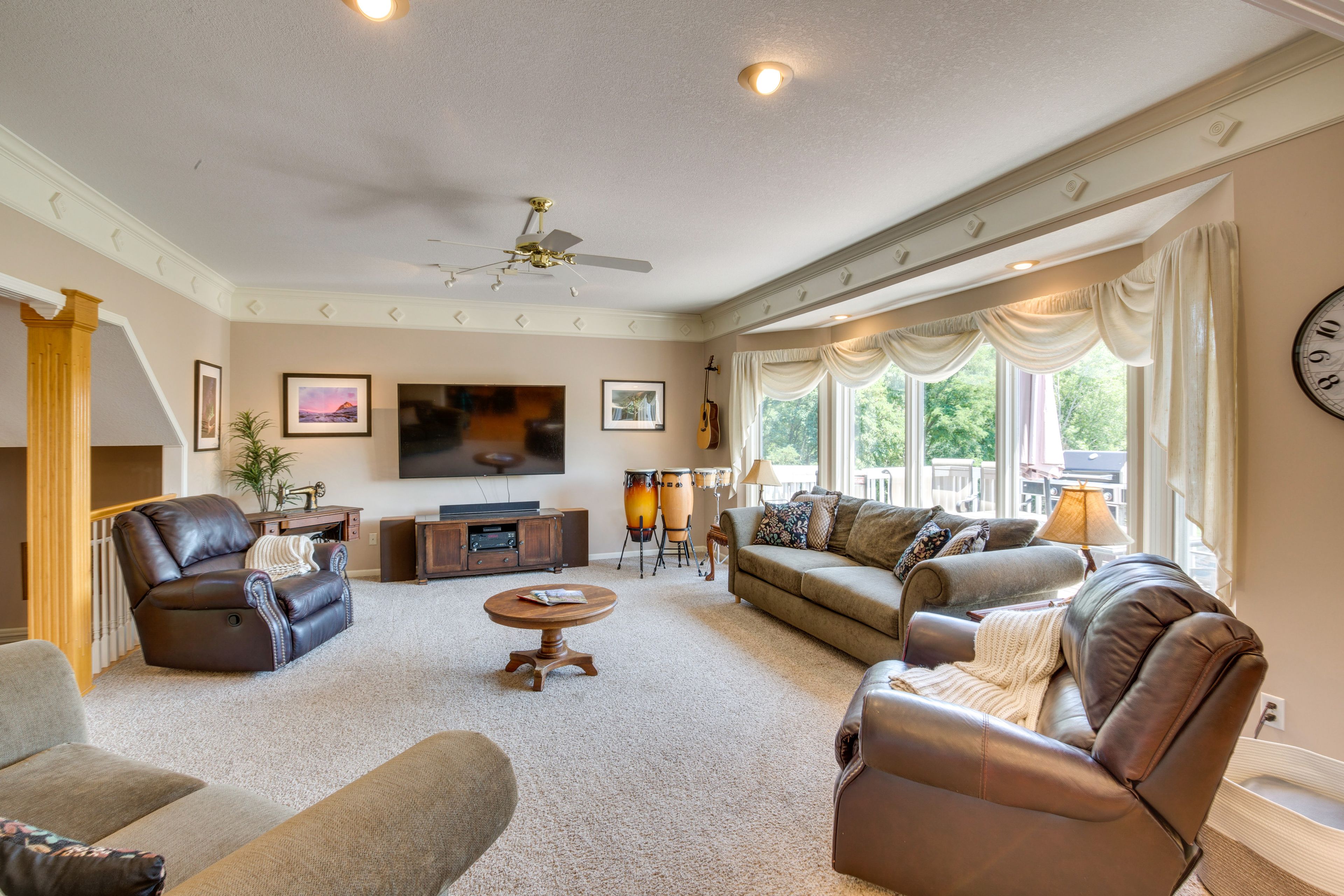 Living Room | Central Air Conditioning | Free WiFi