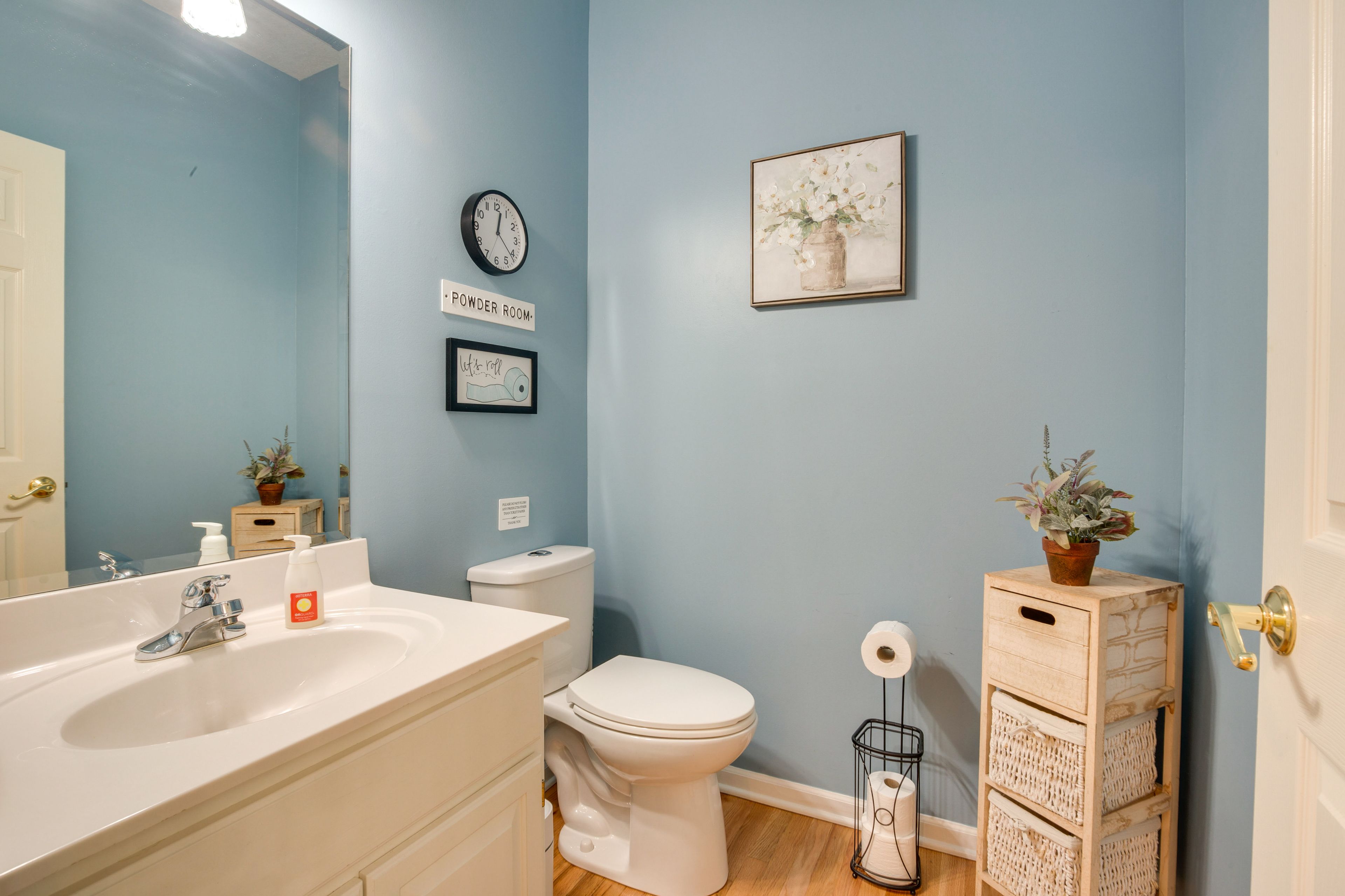 Half Bathroom | 1st Floor | Towels Provided