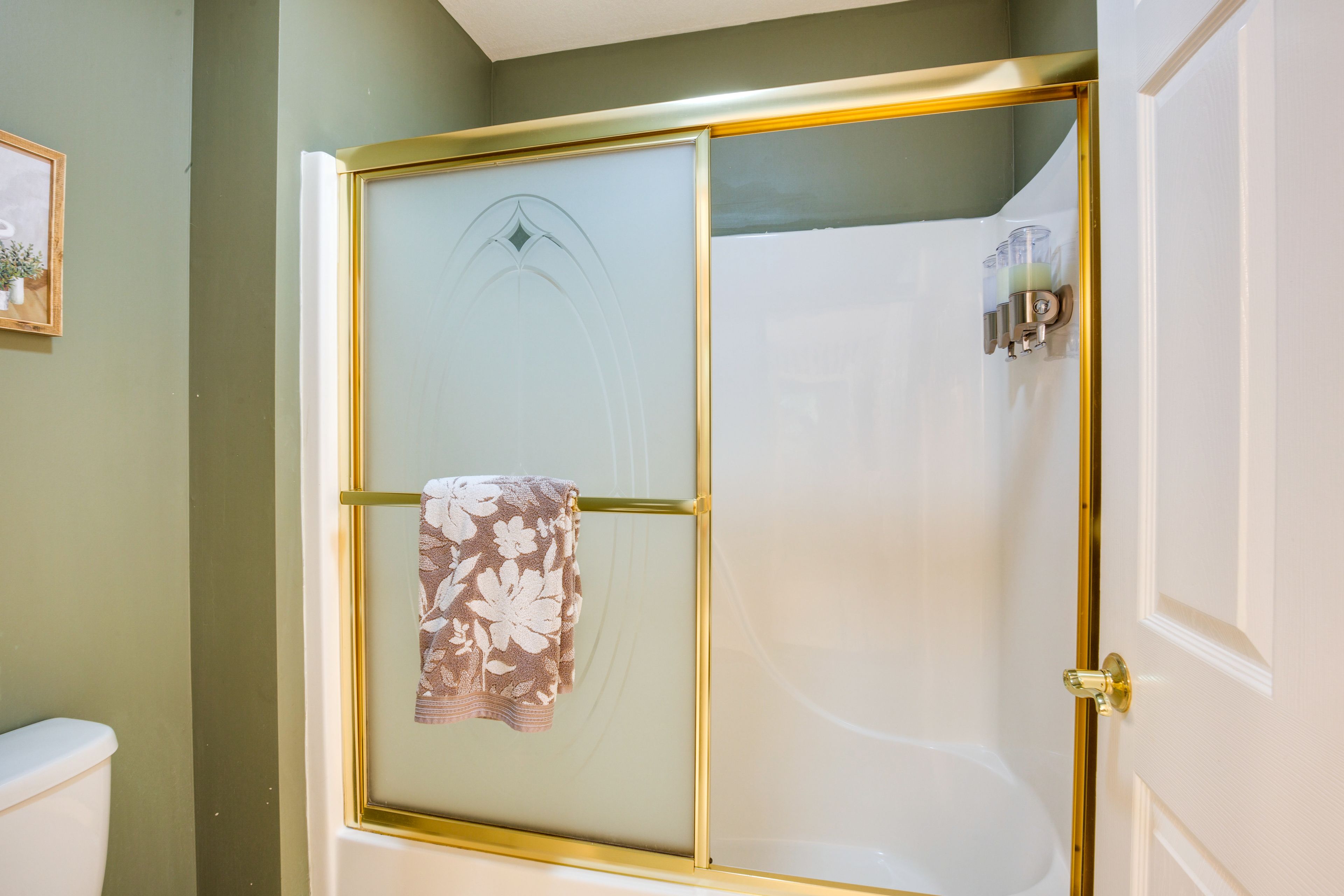 Full Bathroom | 2nd Floor | Complimentary Toiletries