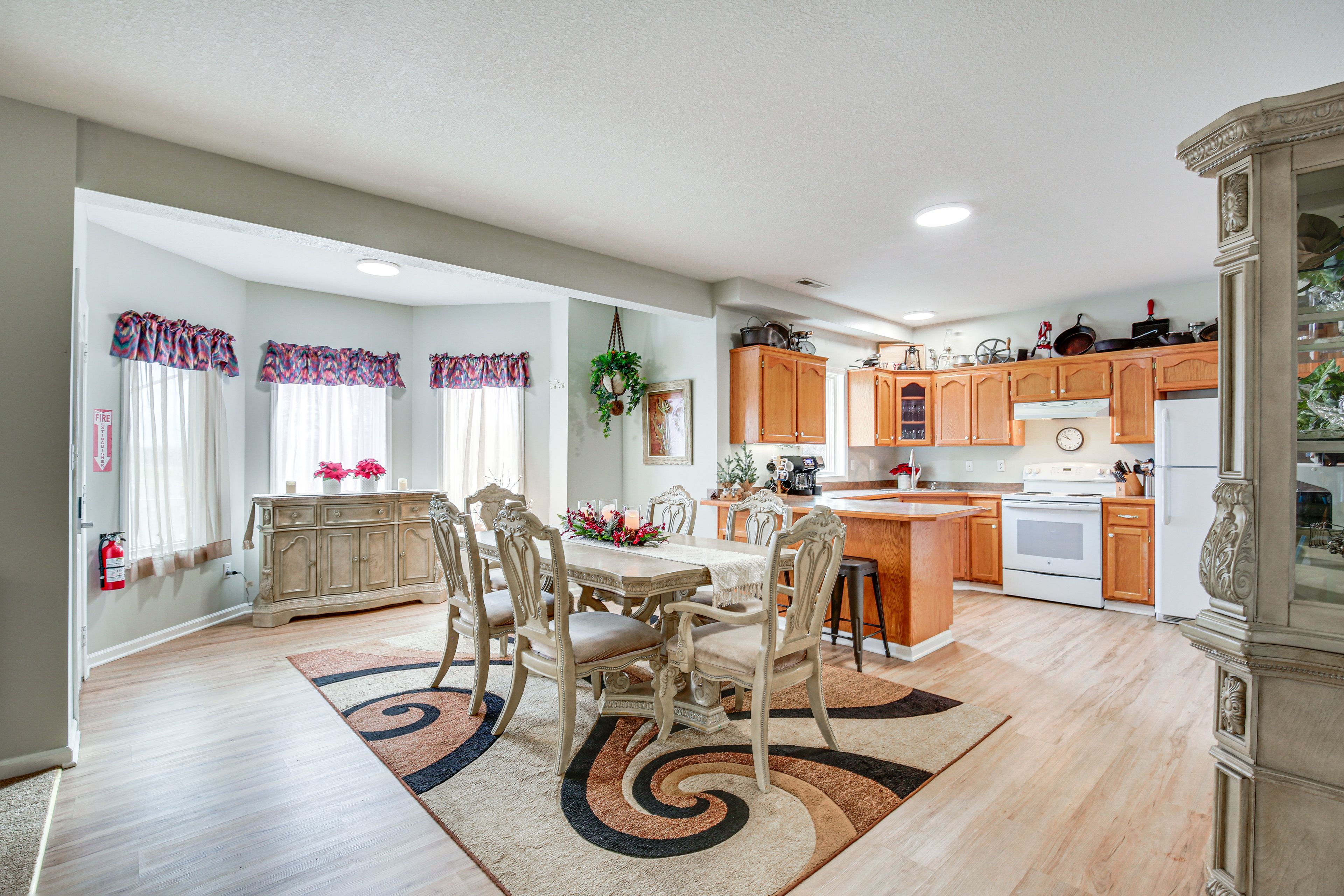 Dining Area & Kitchen | Basement Unit | Free WiFi | Central A/C & Heating