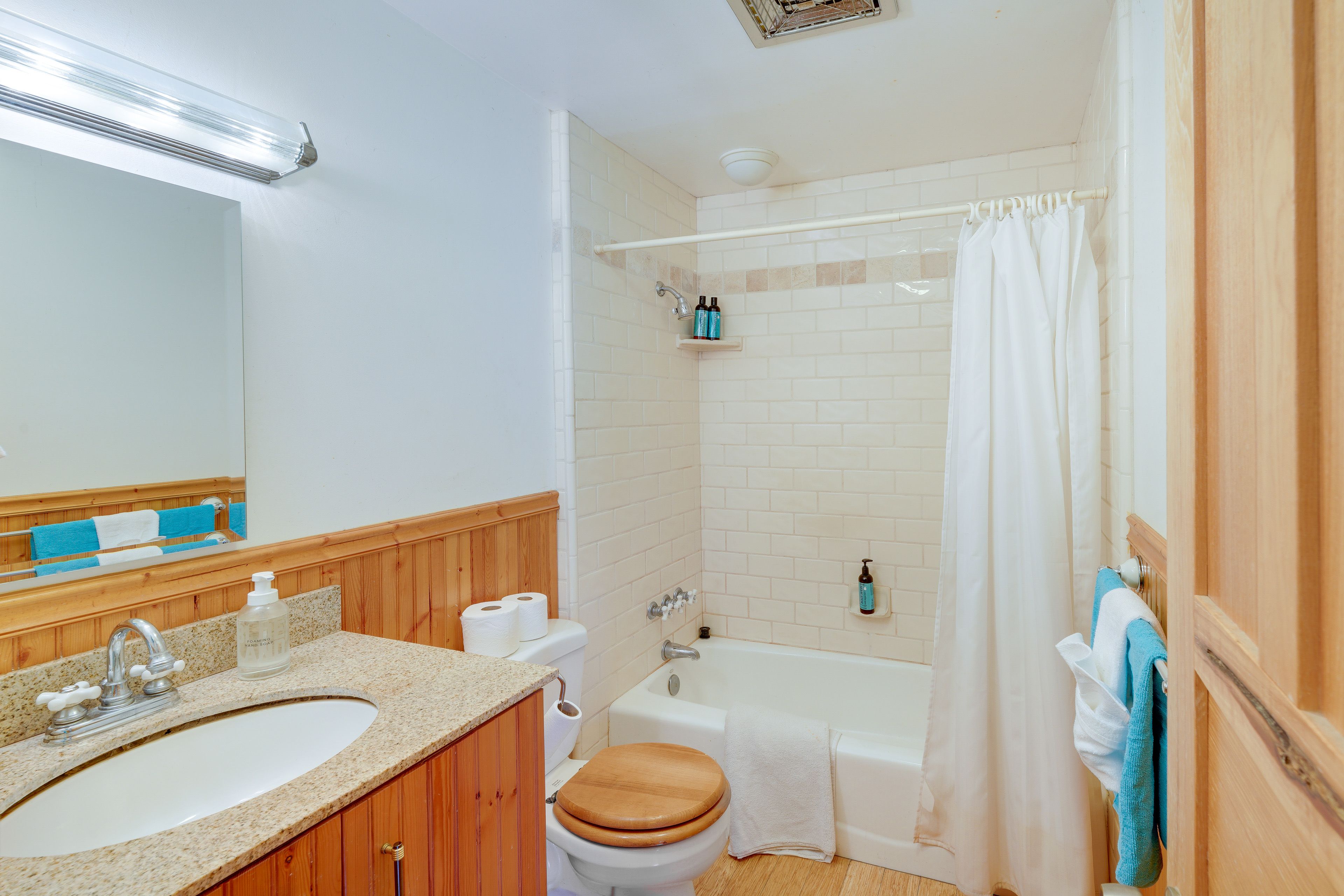 Full Bathroom | Towels Provided | Complimentary Toiletries