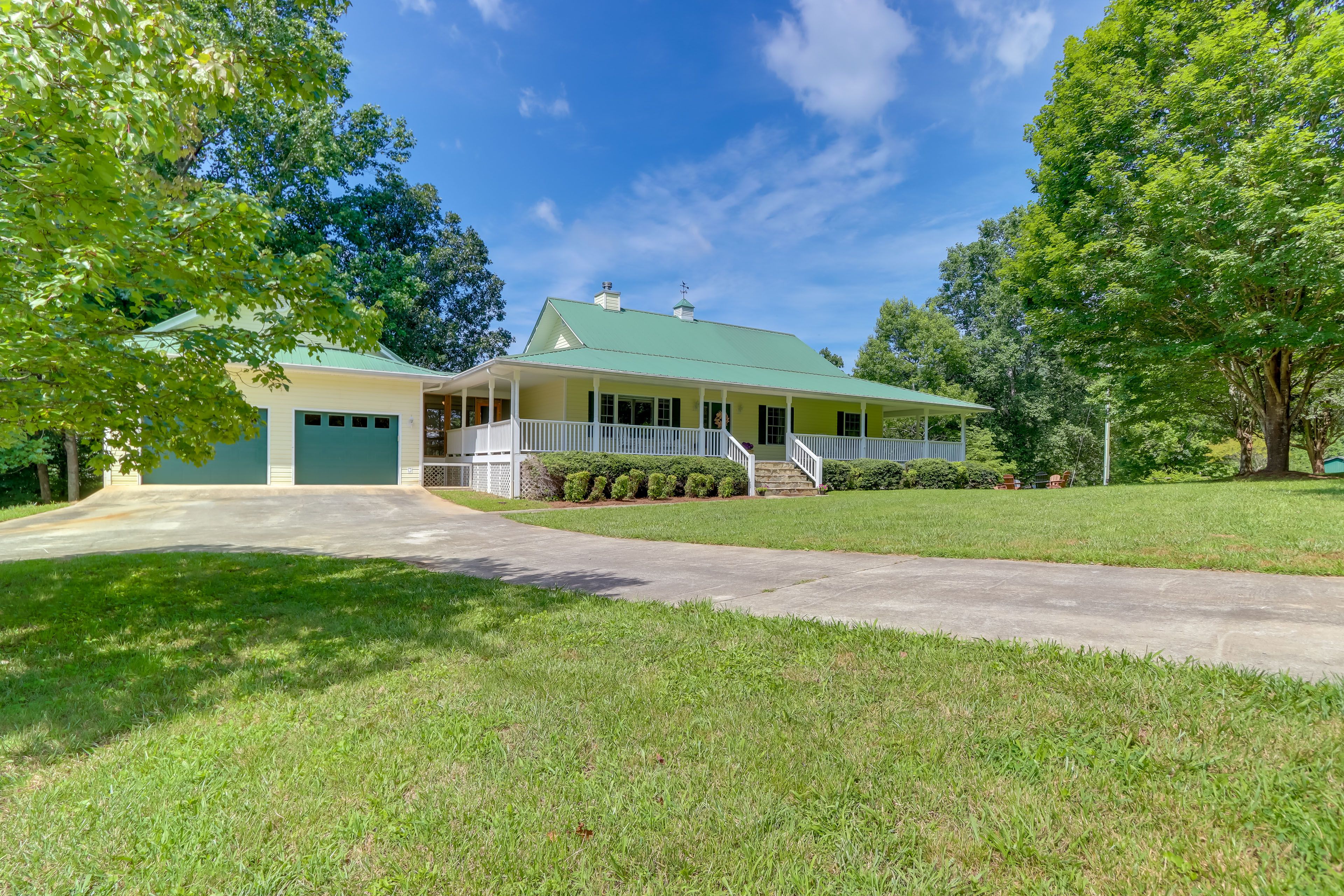 Parking | Driveway (3 Vehicles) | Garage (1 Vehicle) | RV/Trailer Parking