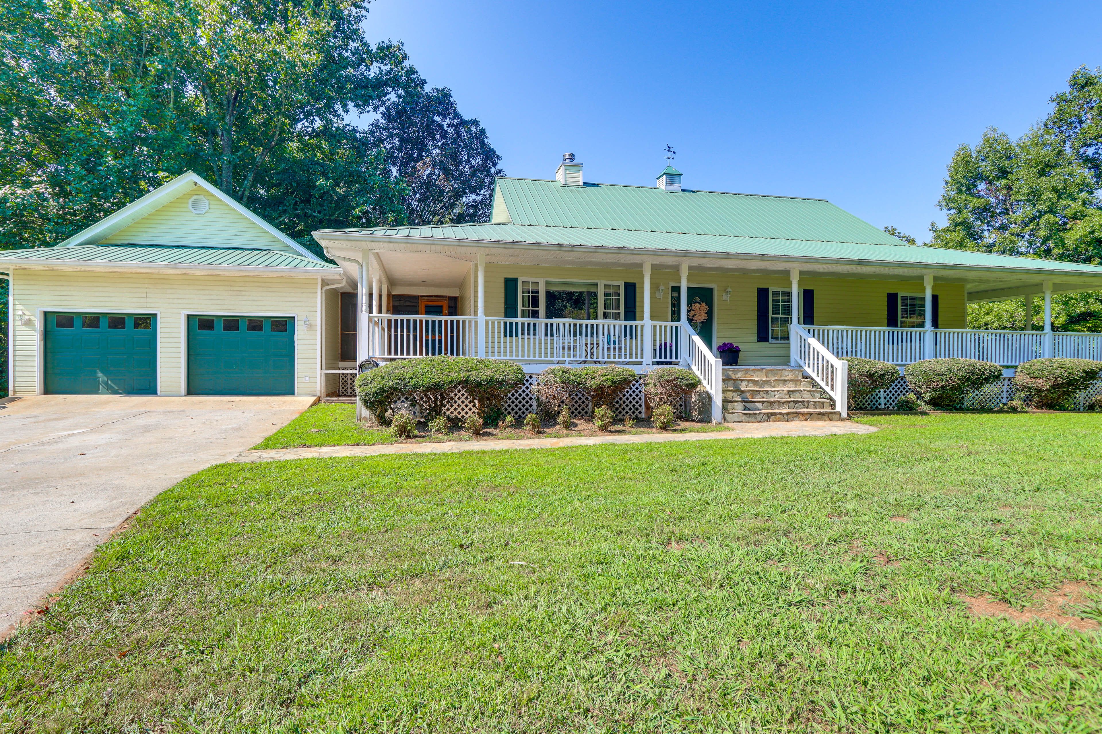 Parking | Driveway (3 Vehicles) | Garage (1 Vehicle) | RV/Trailer Parking