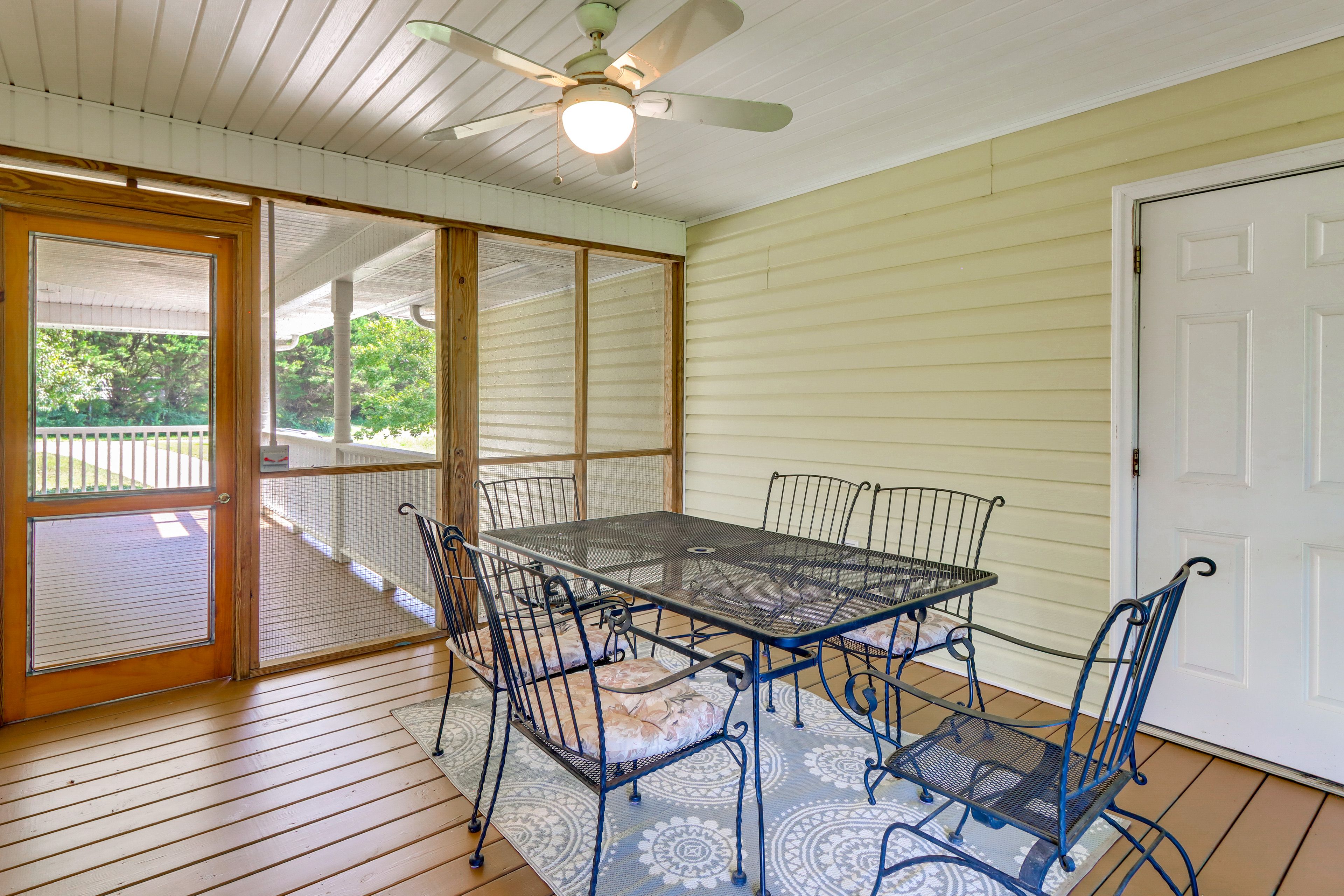 Screened Porch | Outdoor Dining