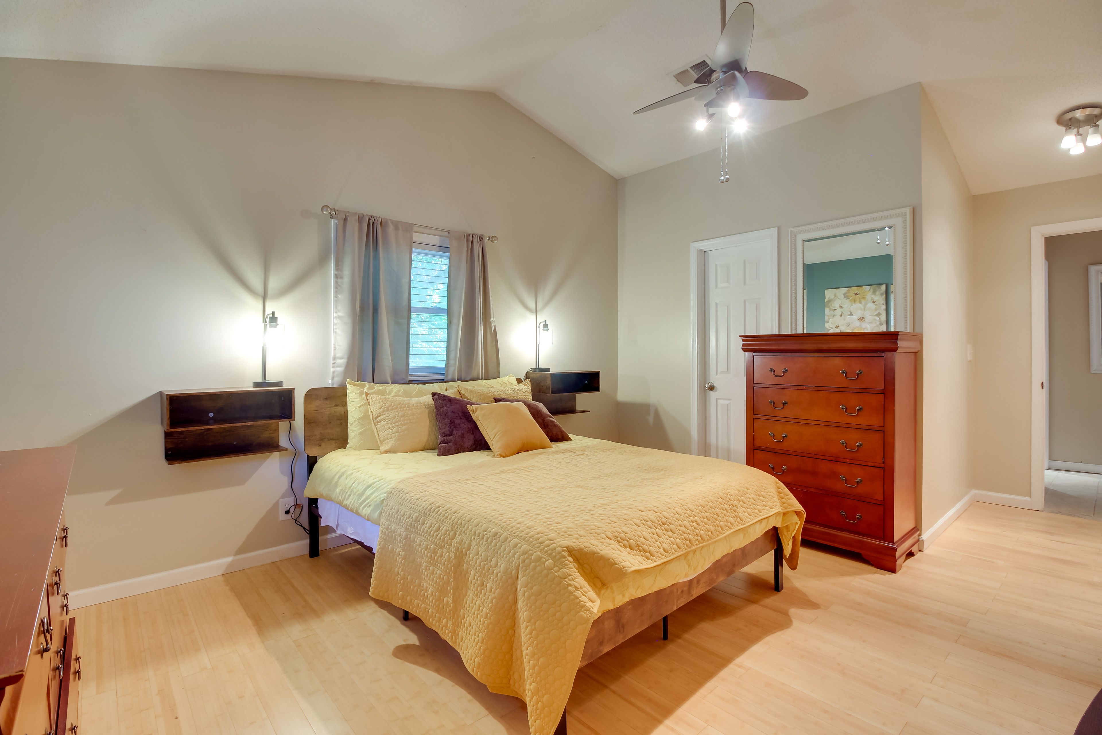 Bedroom 2 | Queen Bed