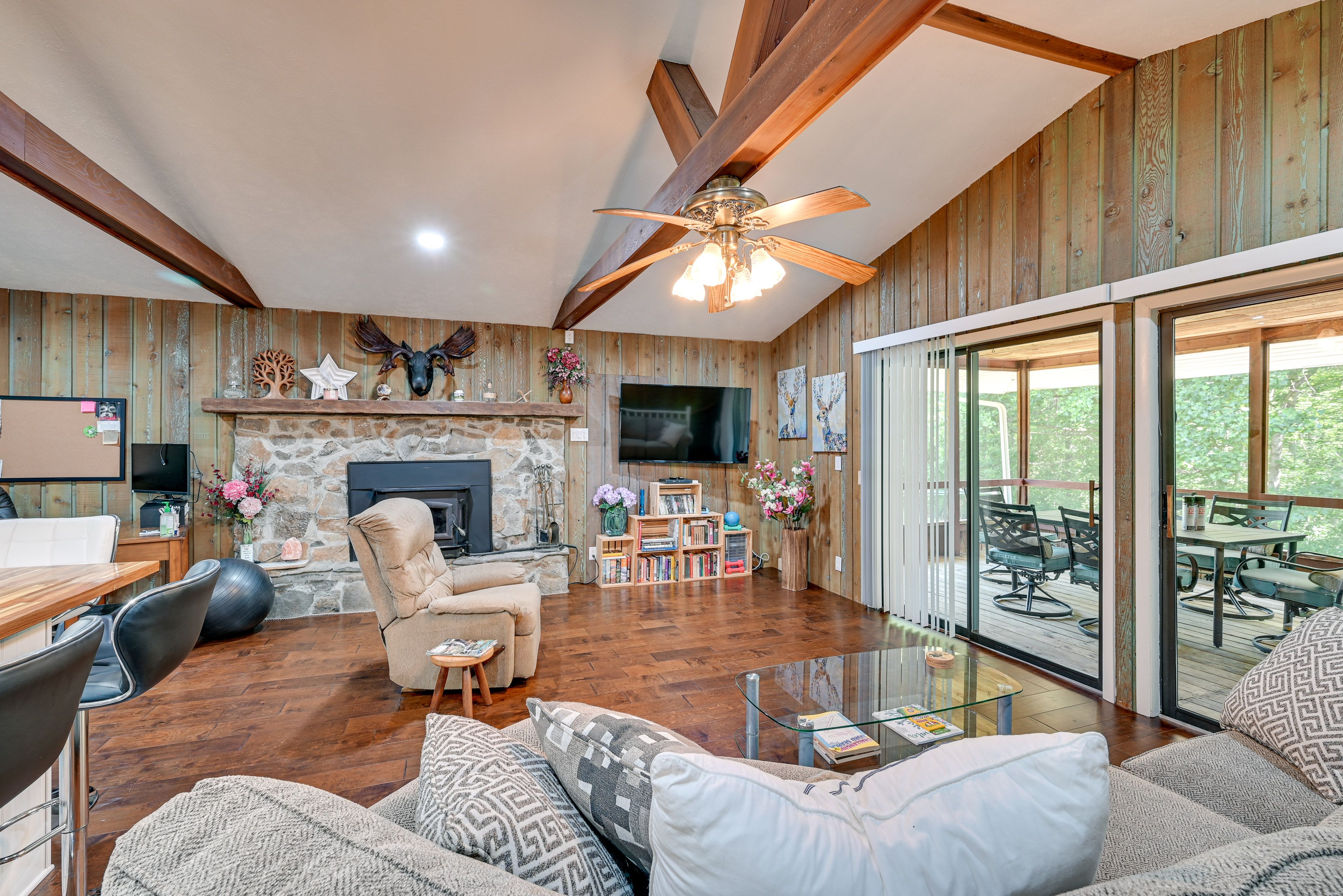 Living Room | Smart TV | Laptop-Friendly Workspace | Books