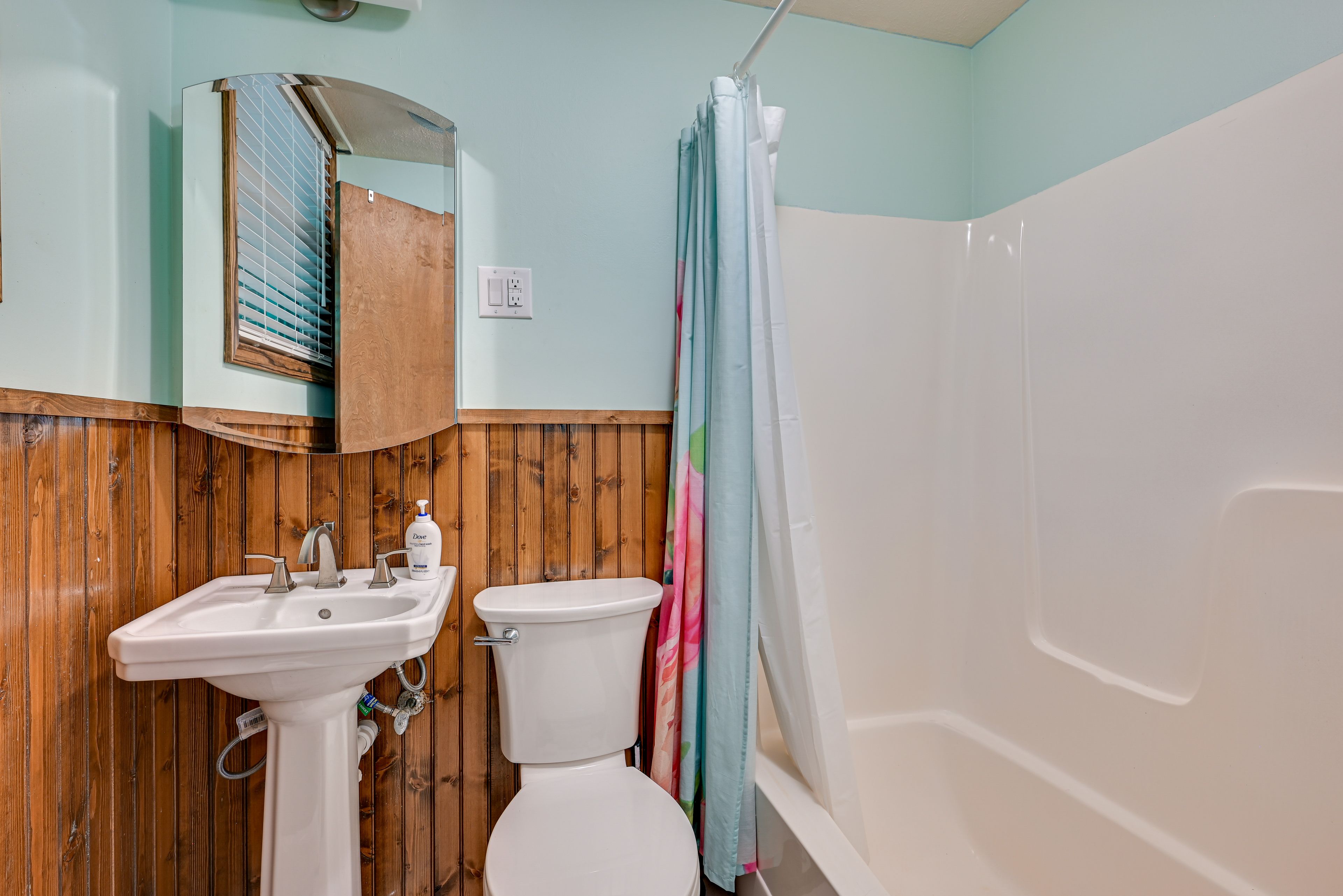 Full Bathroom | Towels Provided