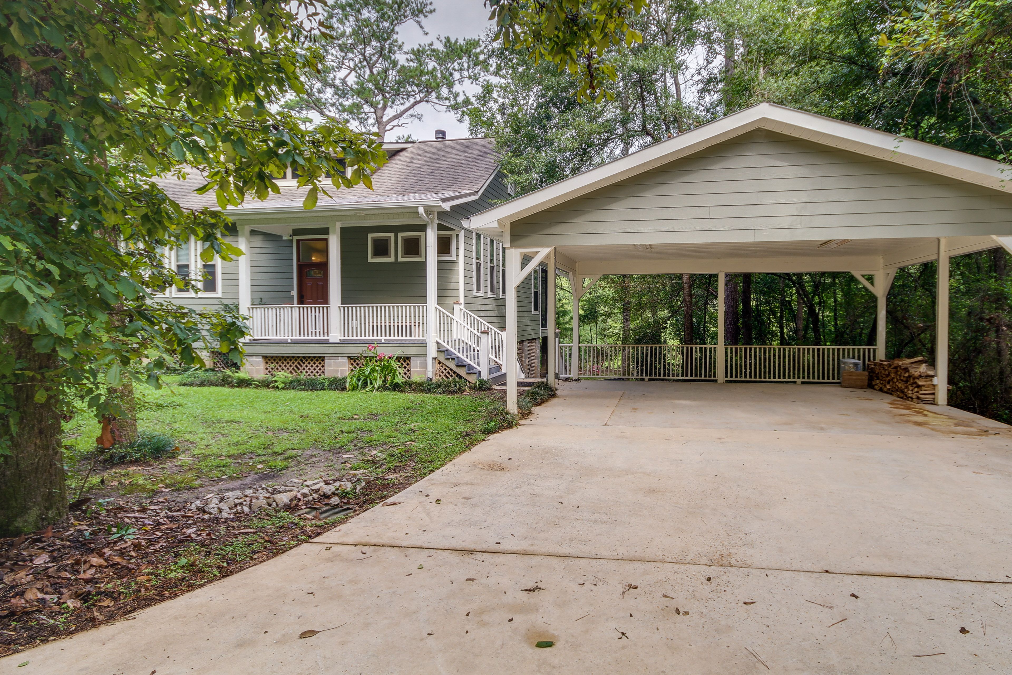 Exterior | Driveway (4 Vehicles)