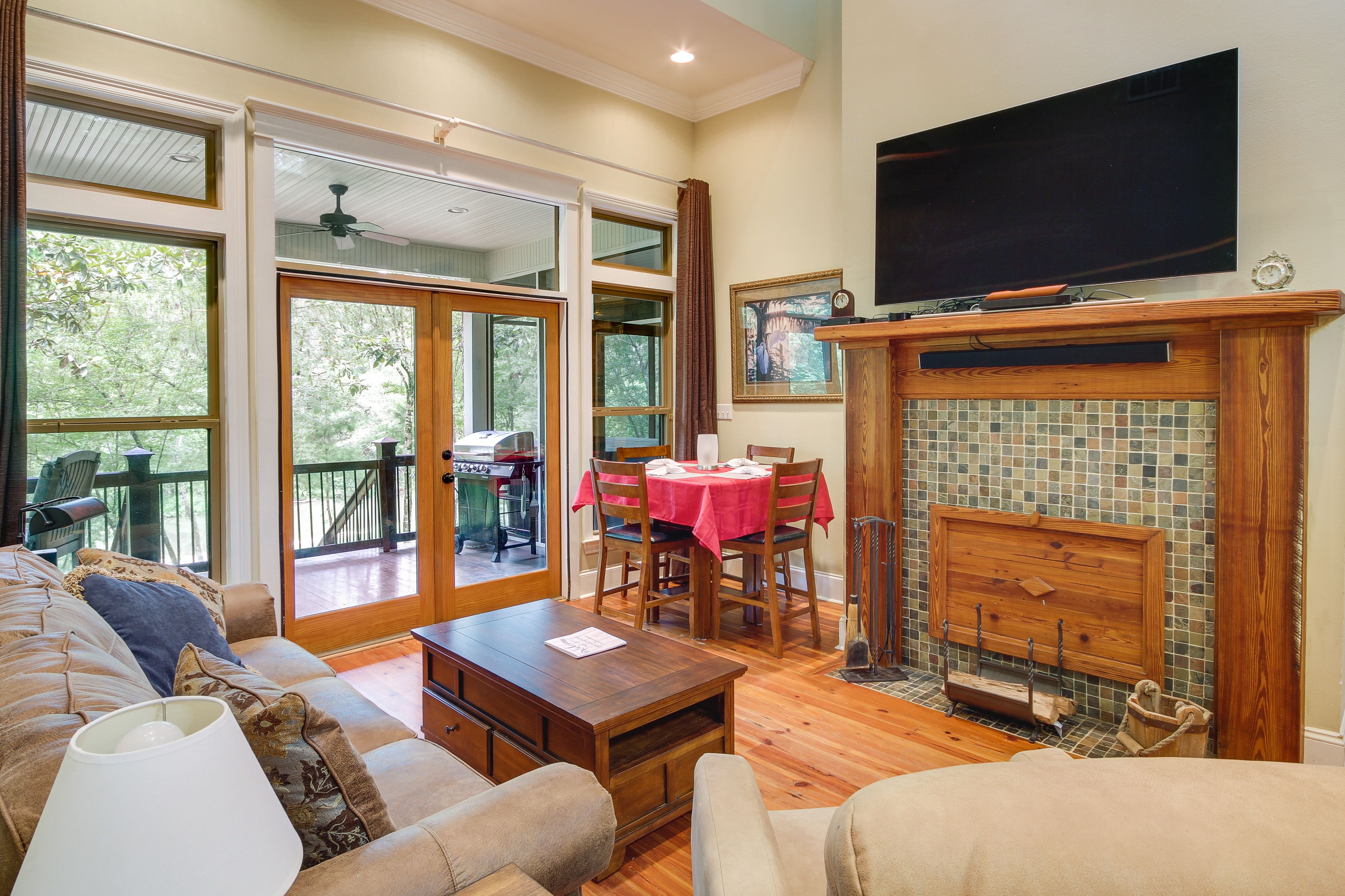 Living Room | Free WiFi | Central A/C | Smart TV