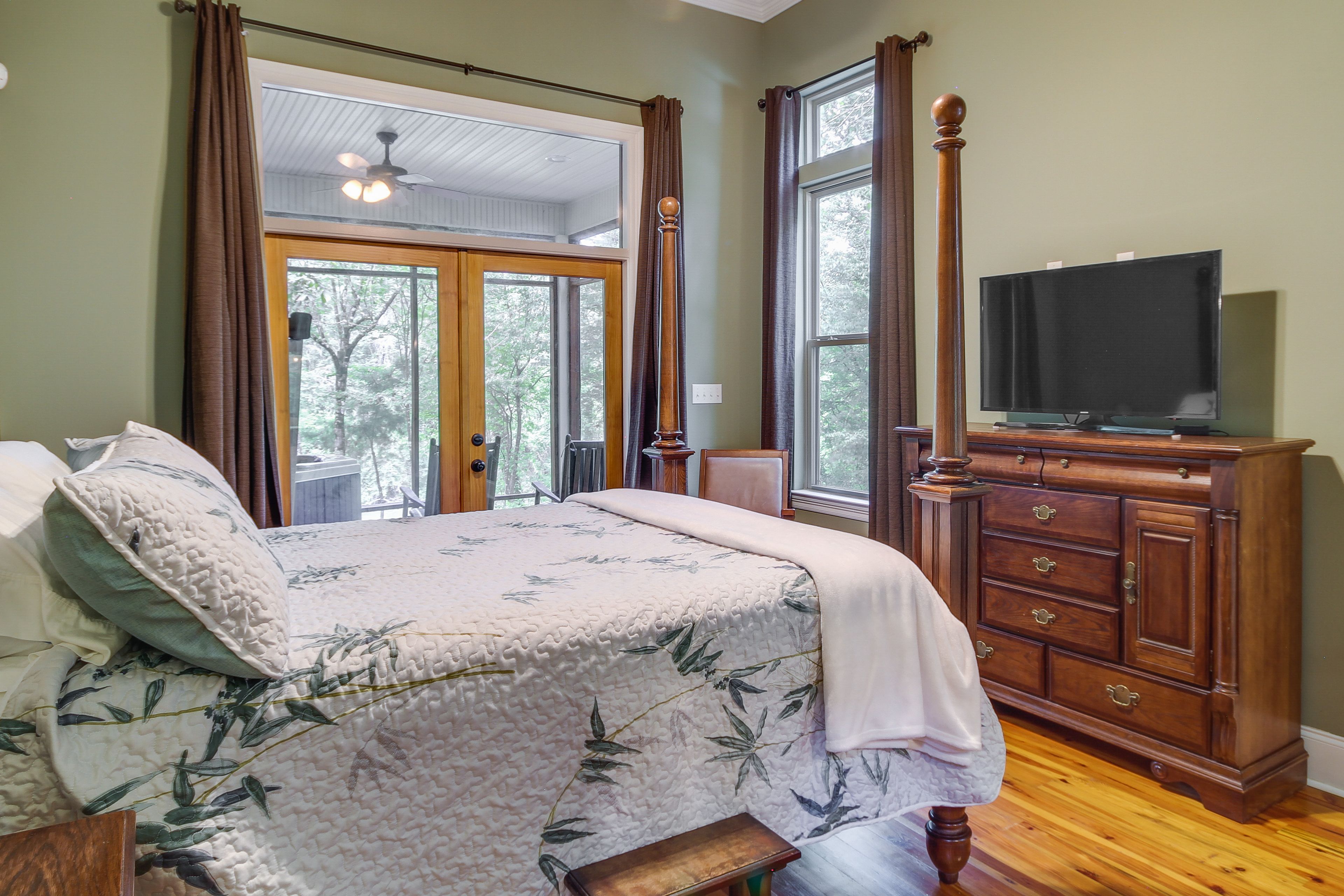 Bedroom 1 | Queen Bed | Linens Provided