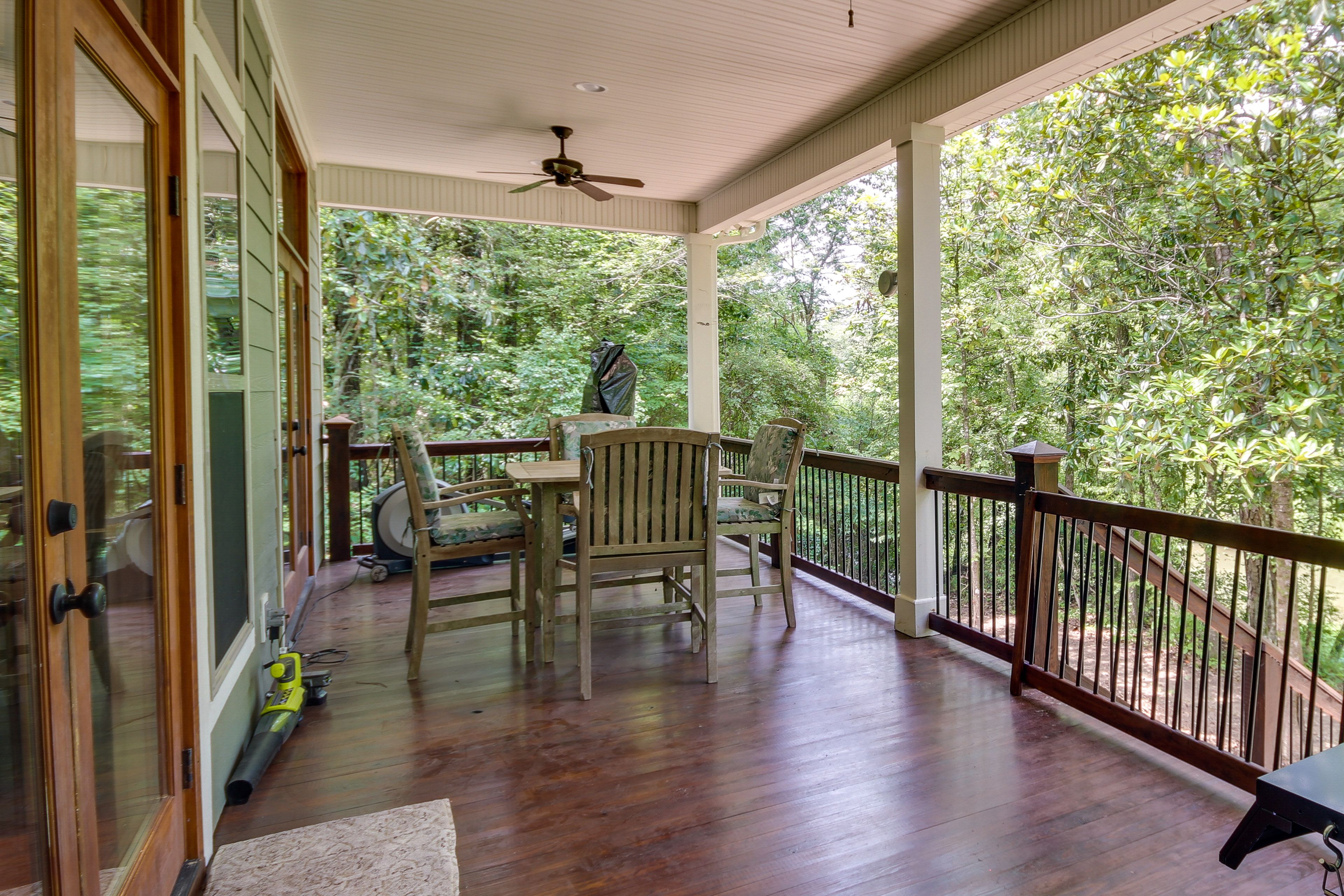 Deck | Outdoor Dining Area | Gas Grill