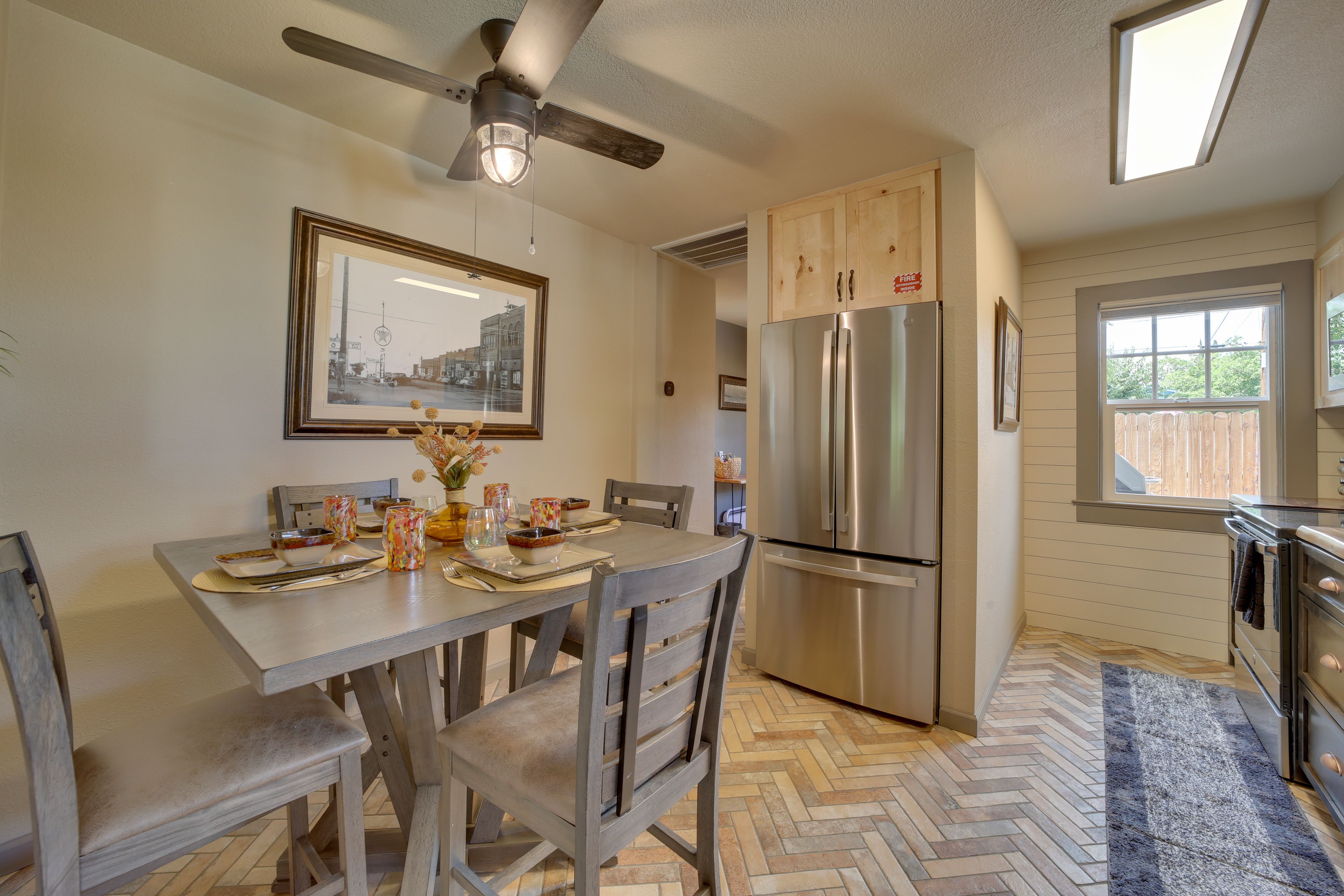 Dining Area | Dishware/Flatware Provided