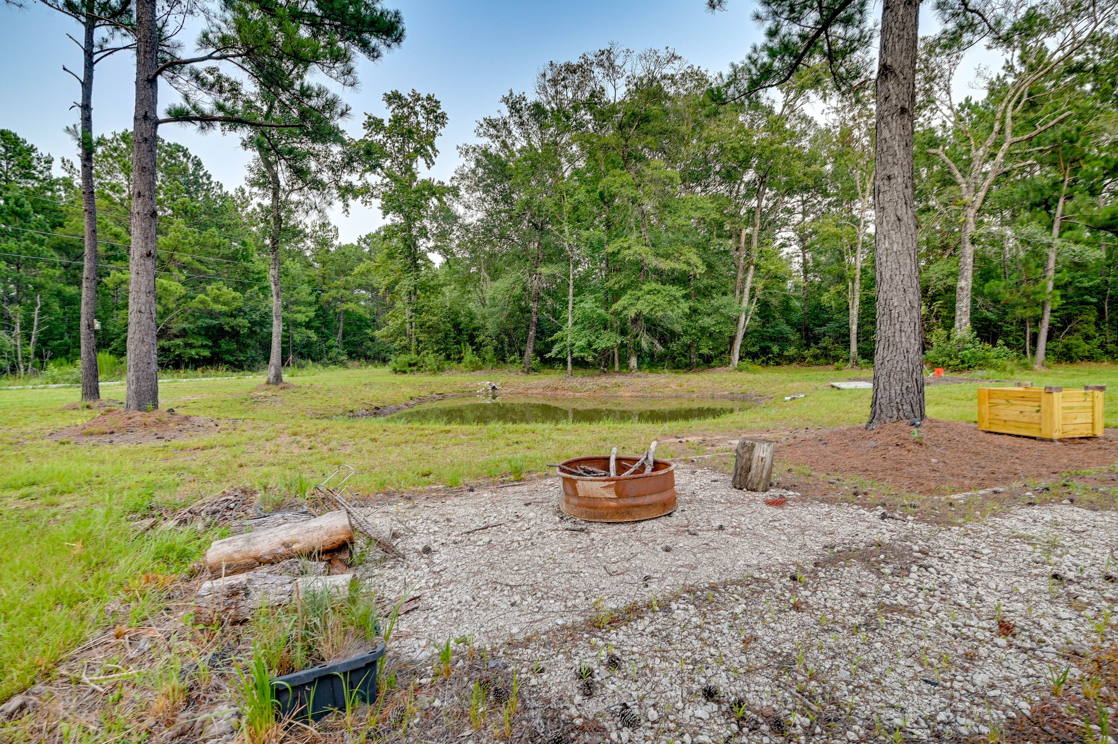 Yard | Fire Pit | Electric Hookup | Picnic Table