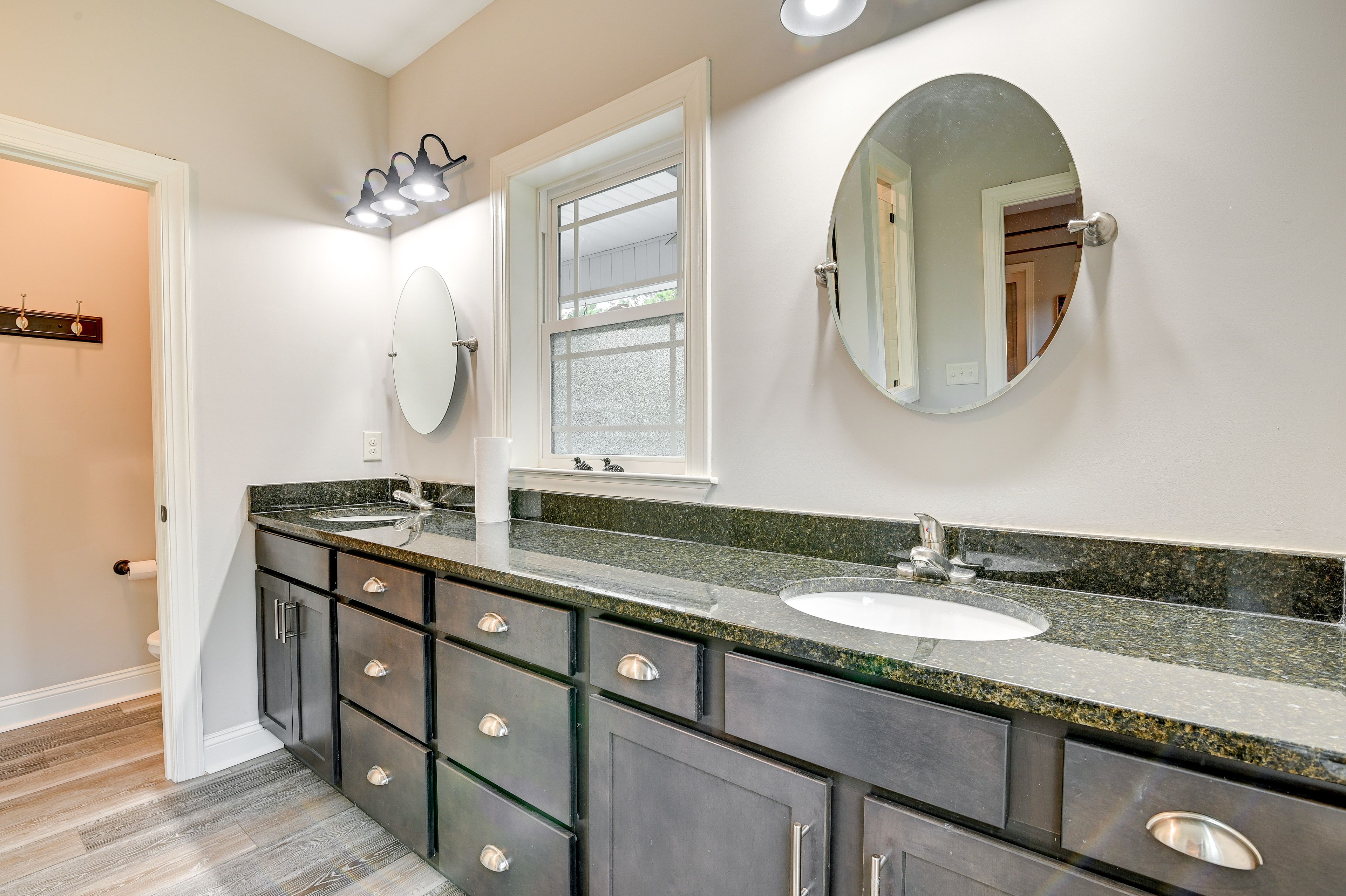 Full Bathroom | Towels Provided