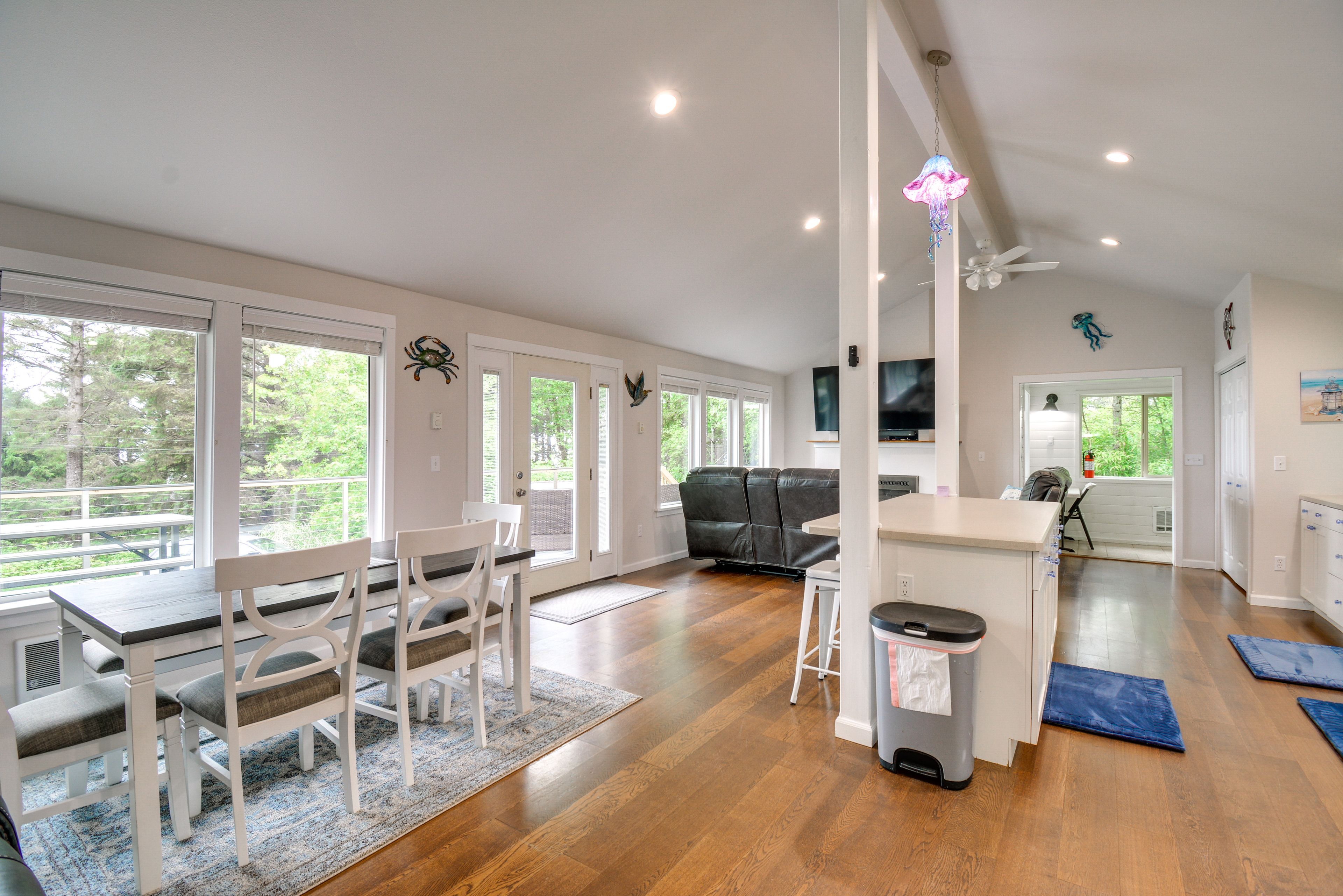Dining Area | Dishware & Flatware Provided