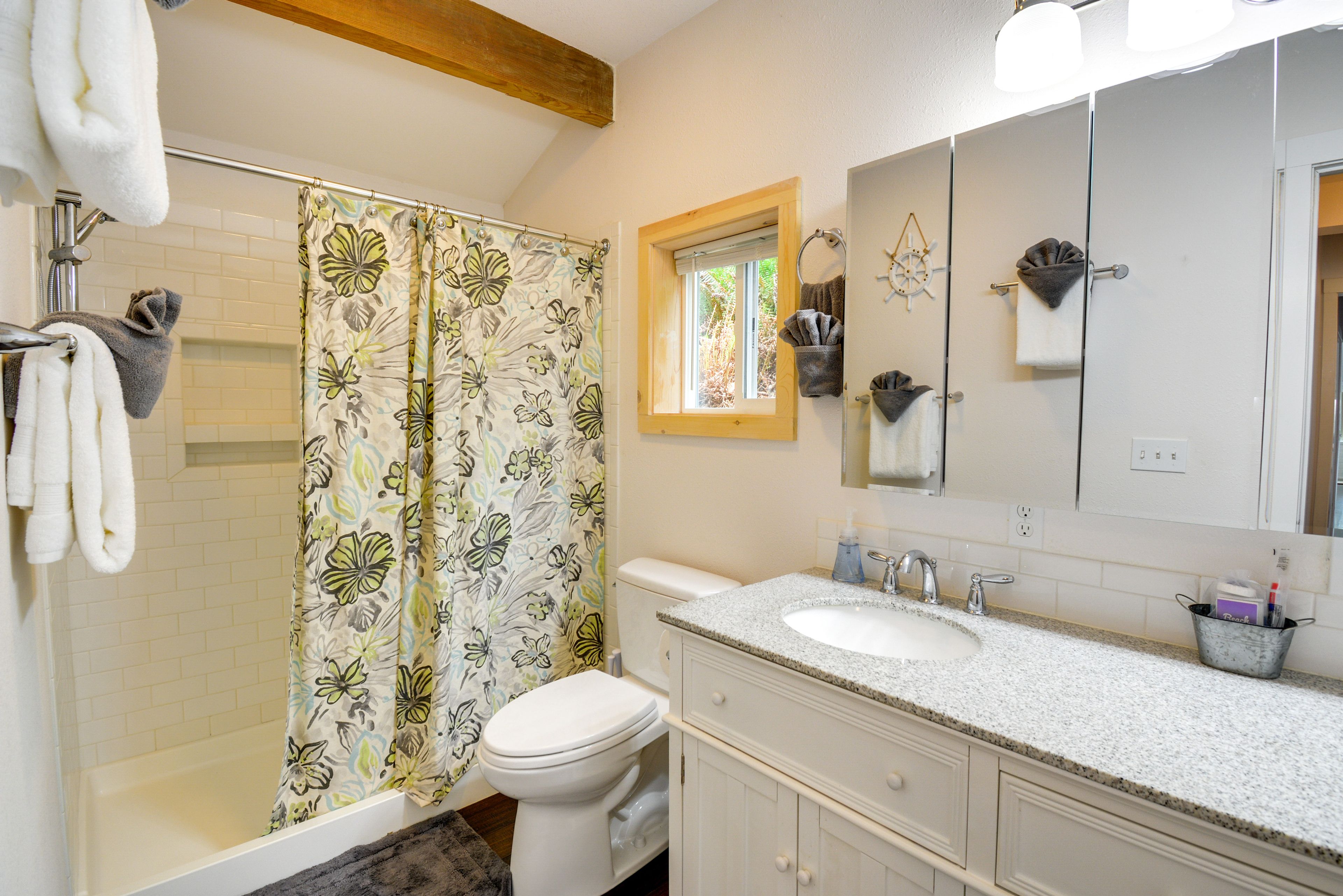Full Bathroom | Towels Provided