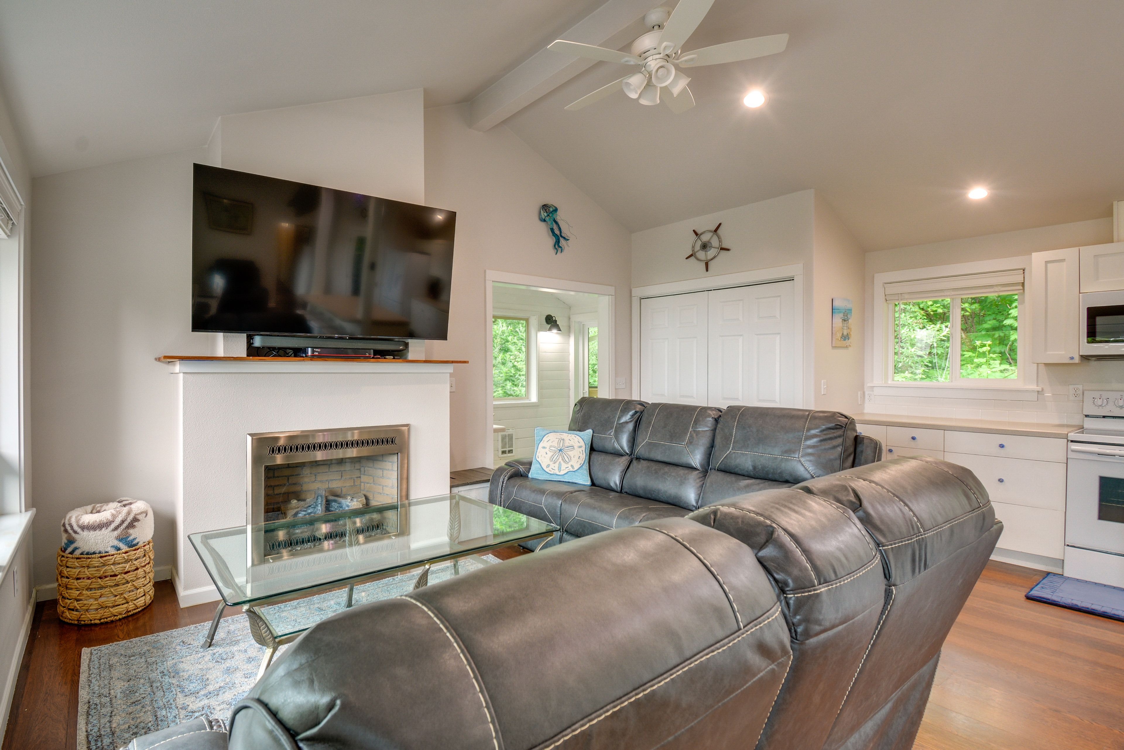 Living Room | Smart TV | Gas Fireplace | Recliner Sofas