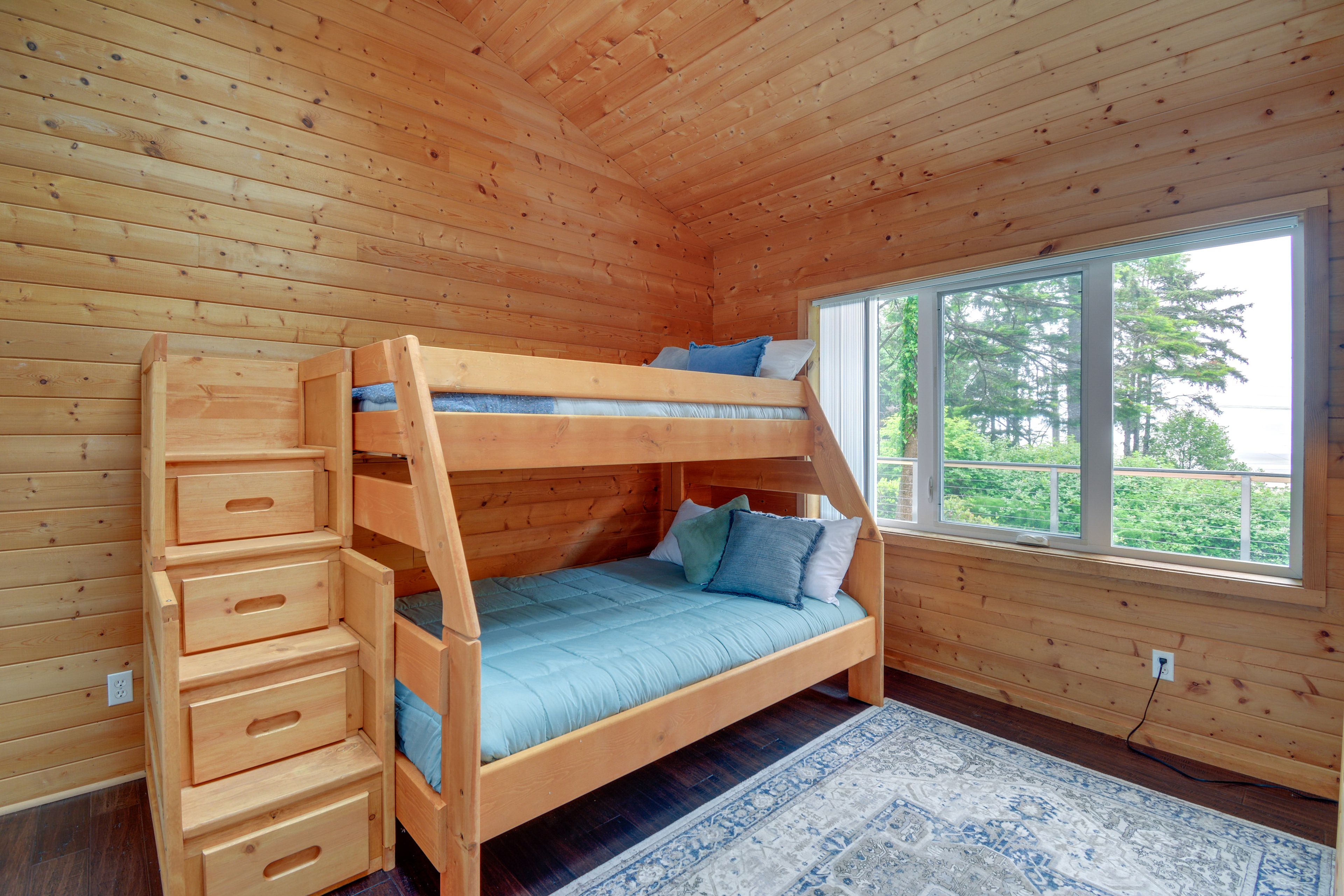 Bedroom 2 | Twin/Full Bunk Bed