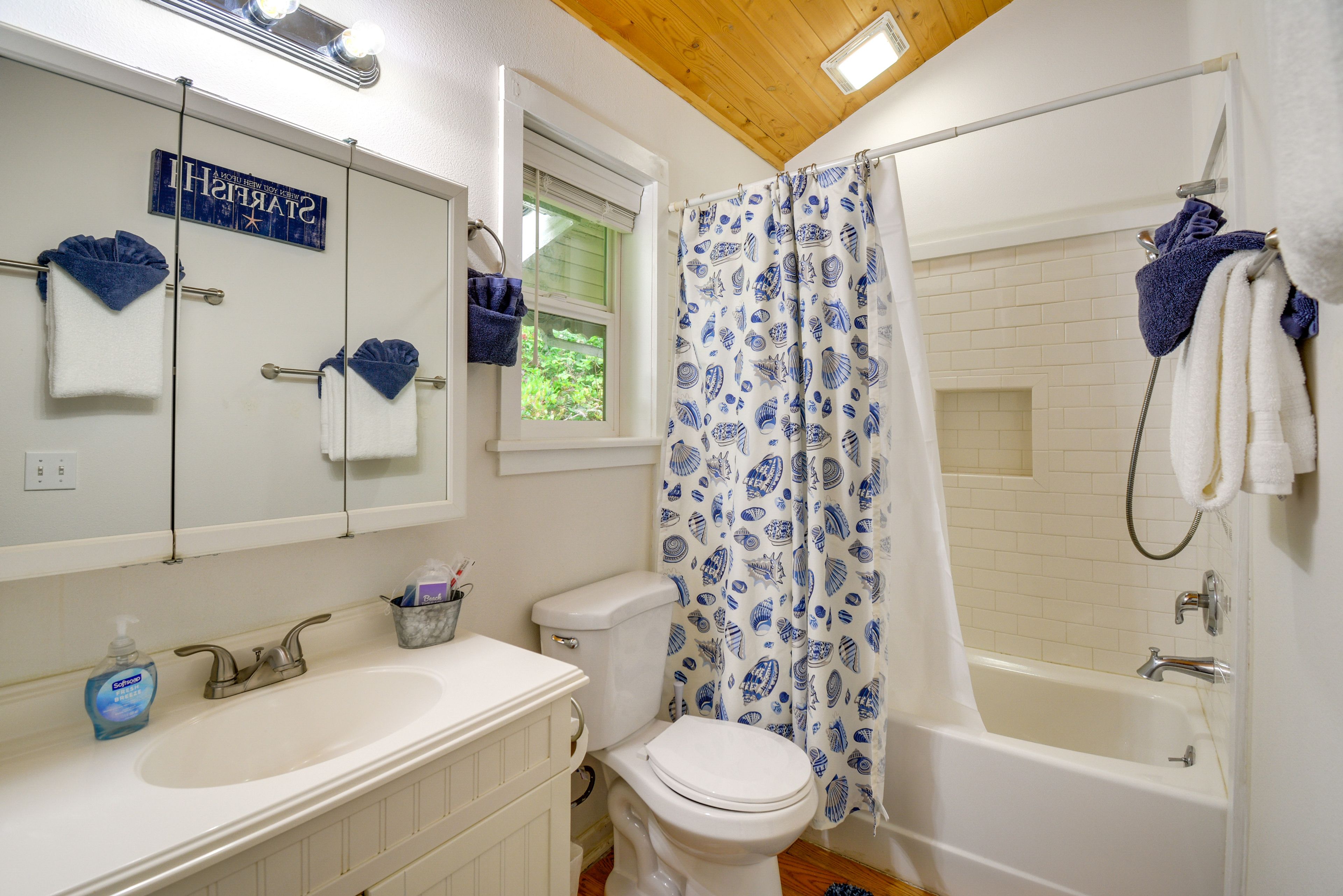 Full Bathroom | Complimentary Toiletries