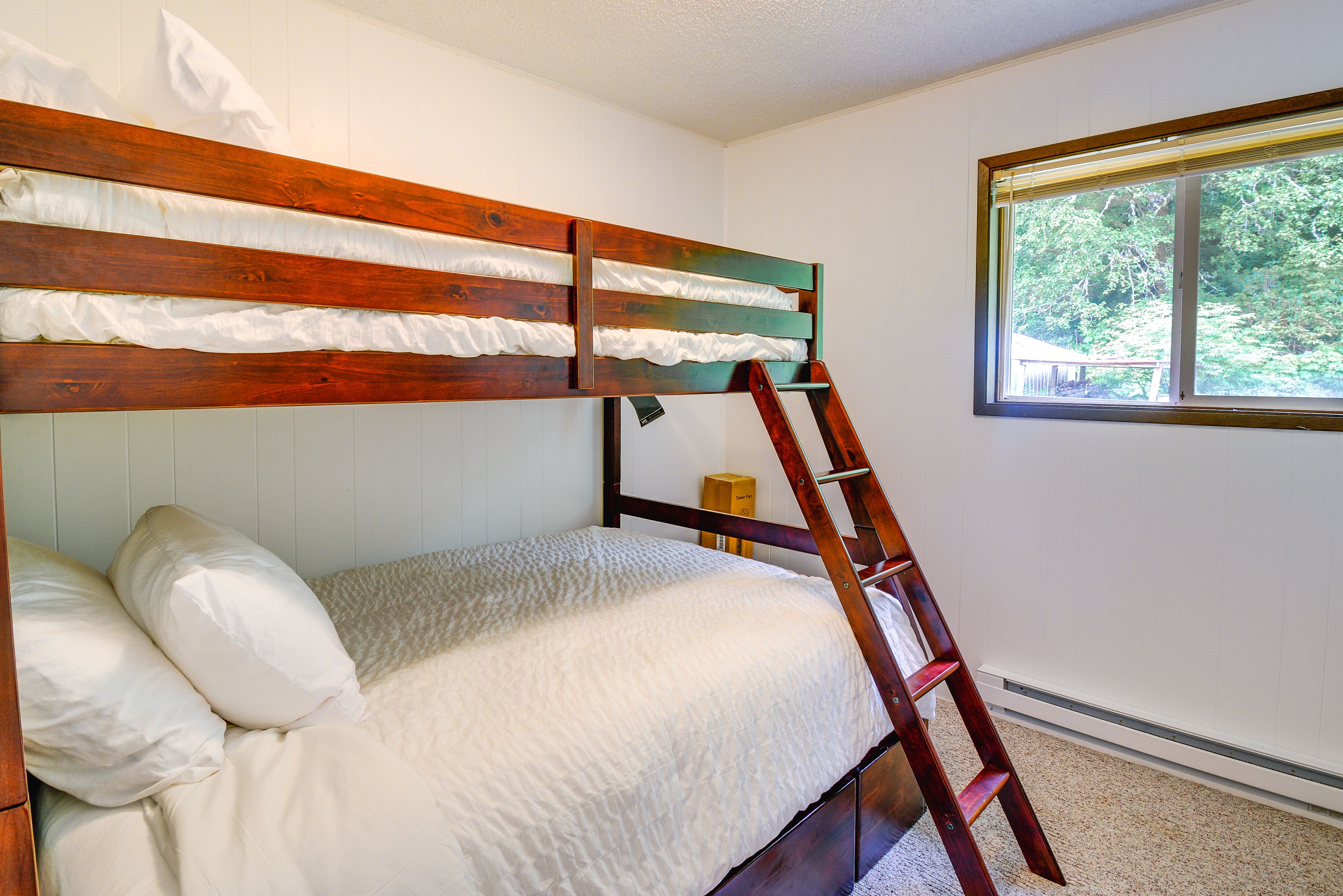 Bedroom 3 | Twin/Full Bunk Bed