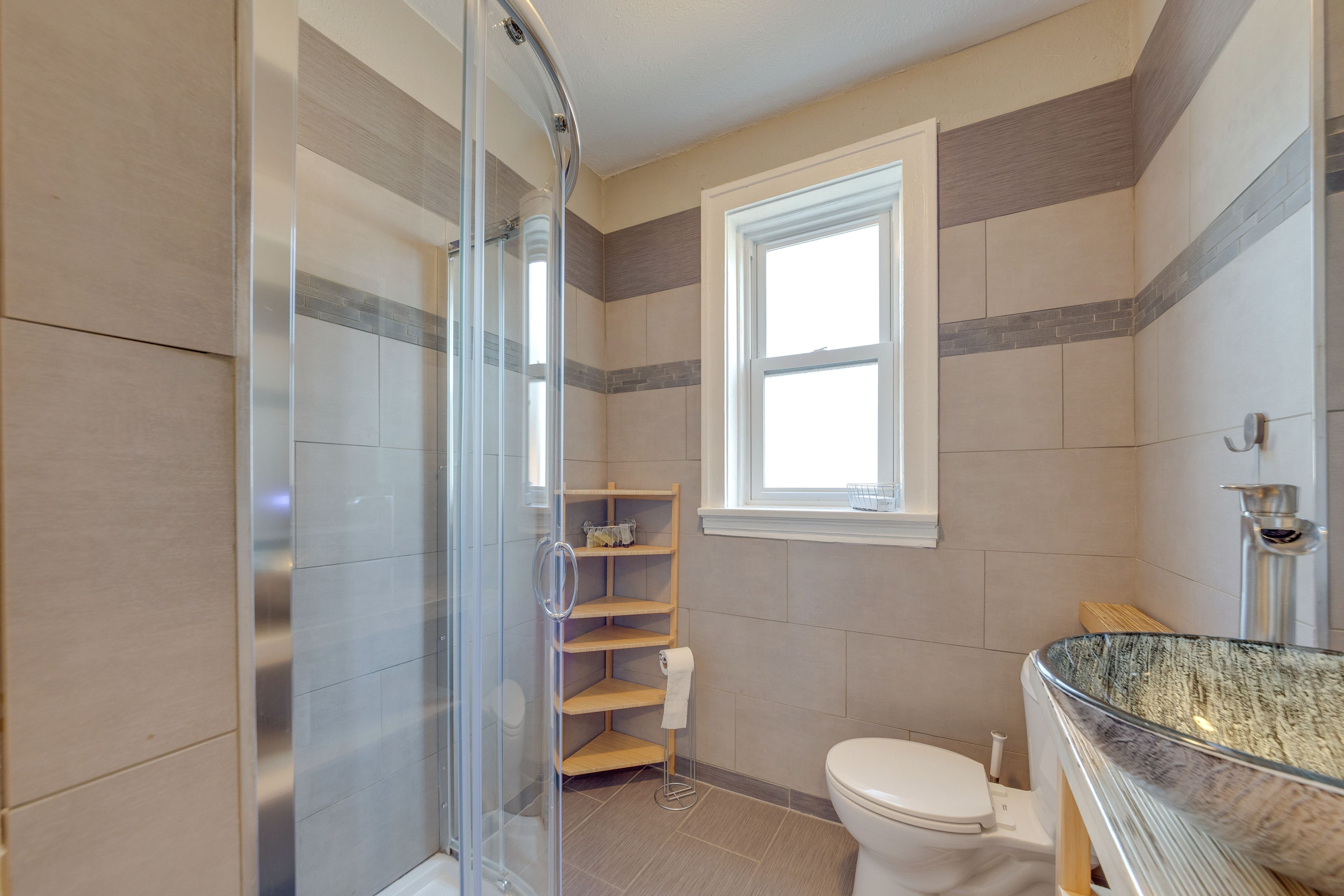 Full Bathroom | Main Level | Towels Provided | Toiletries