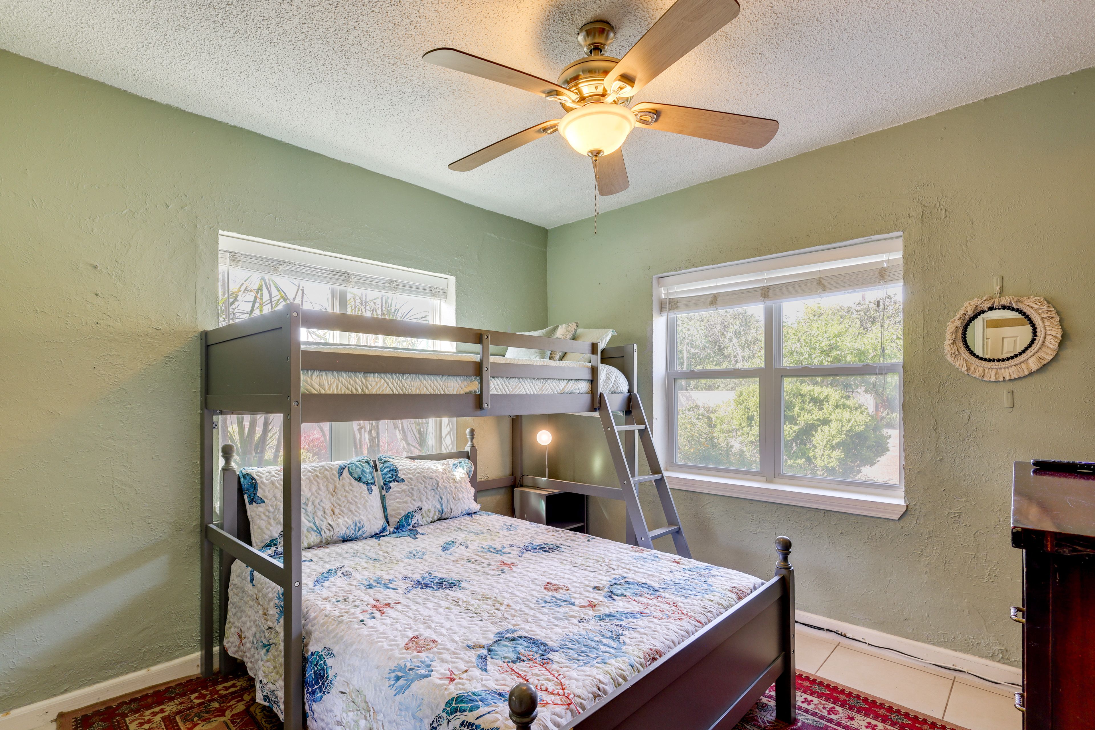 Bedroom 2 | Twin/Full Bunk Bed