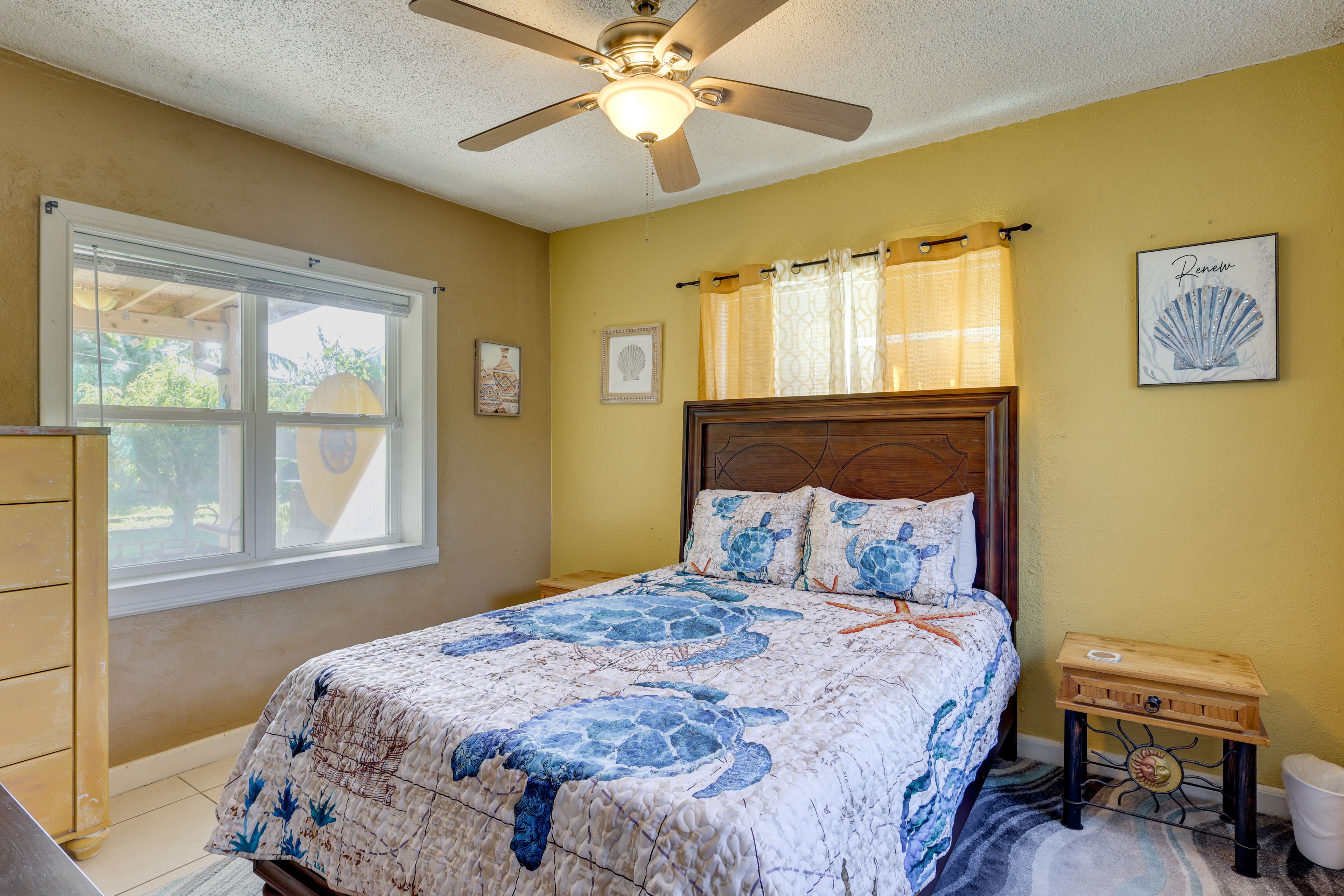 Bedroom 1 | Queen Bed