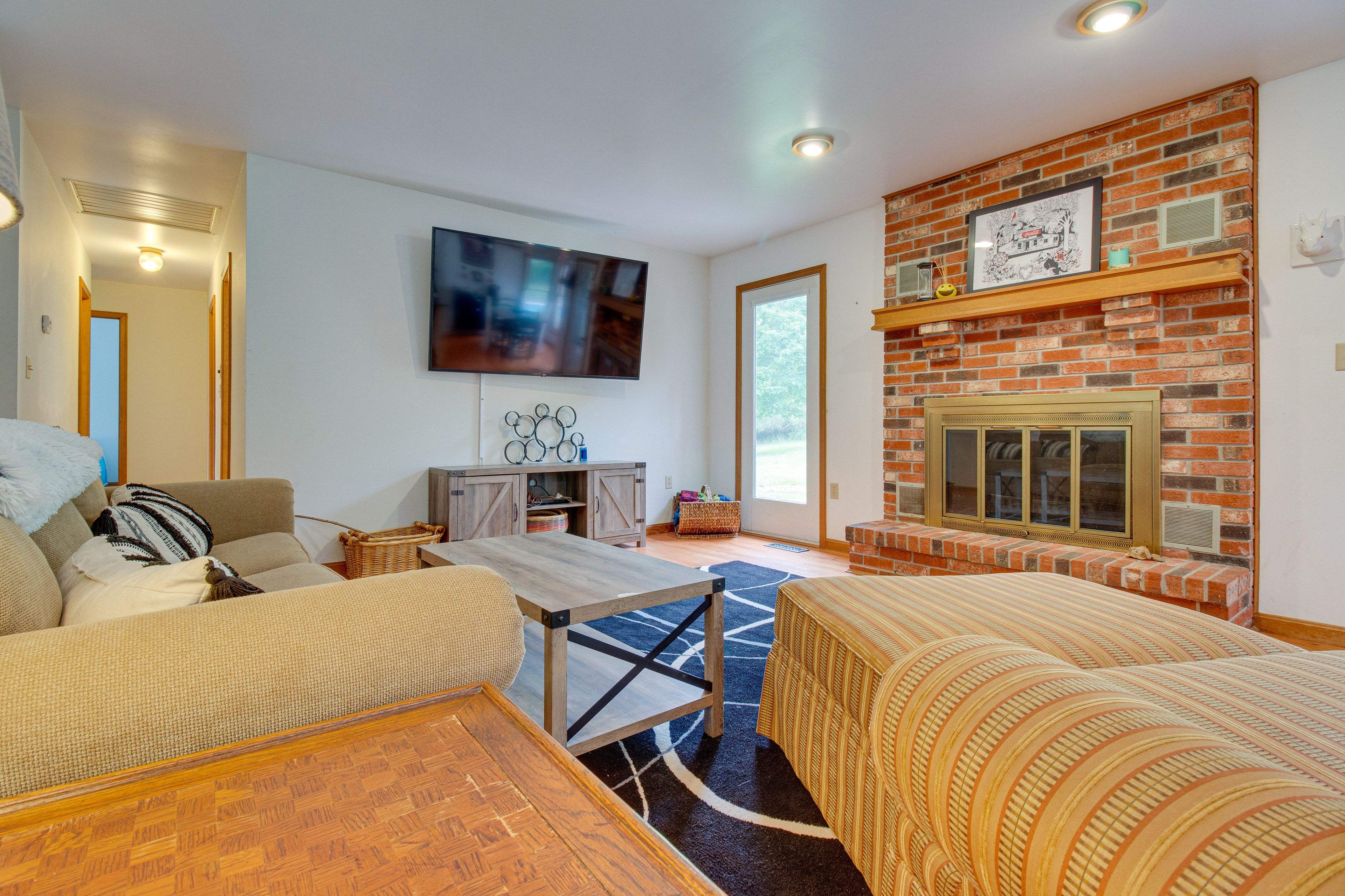 Living Room | Decorative Fireplace
