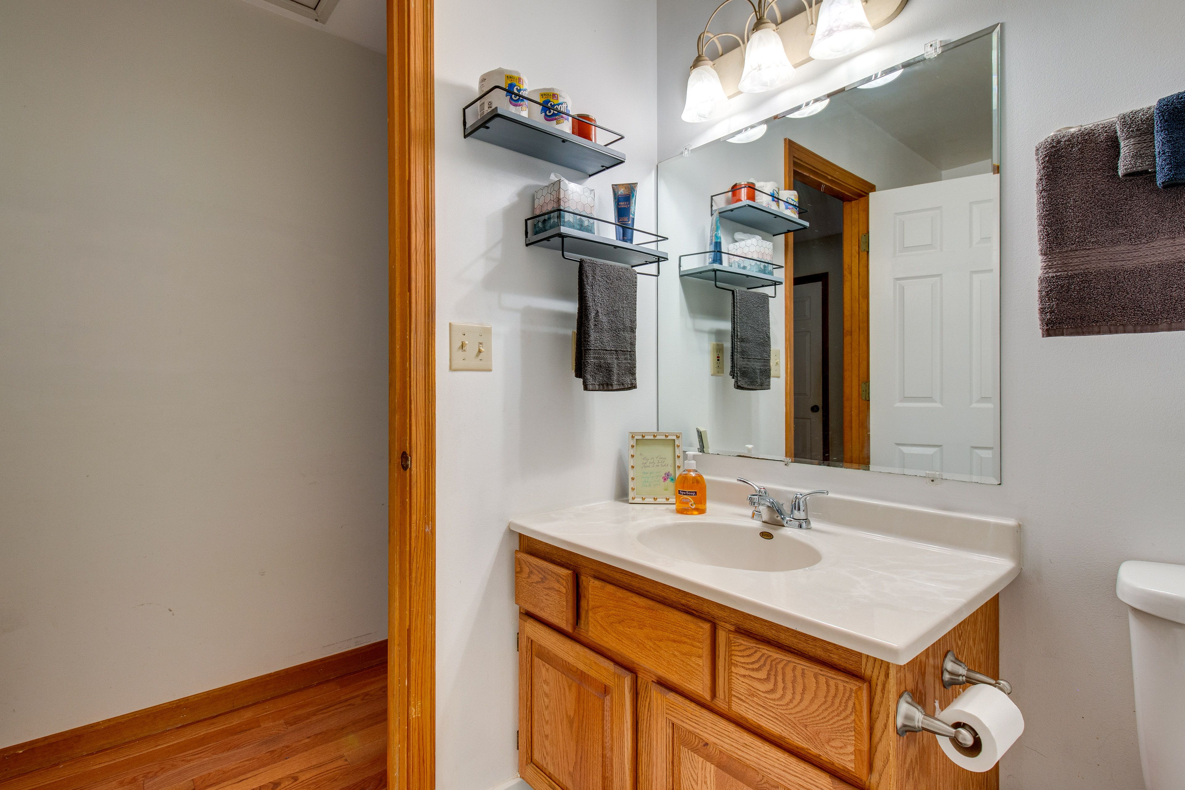 Full Bathroom | Complimentary Toiletries | Towels Provided