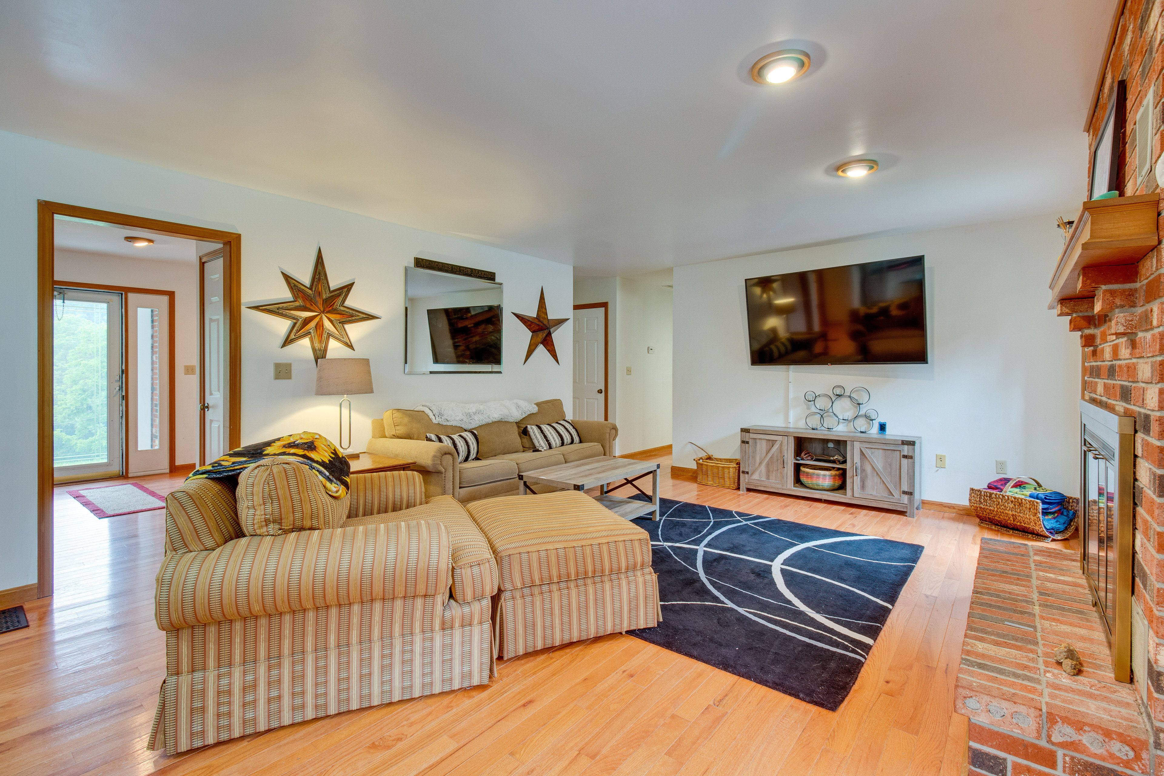 Living Room | Smart TV | Central A/C | Electric Heat