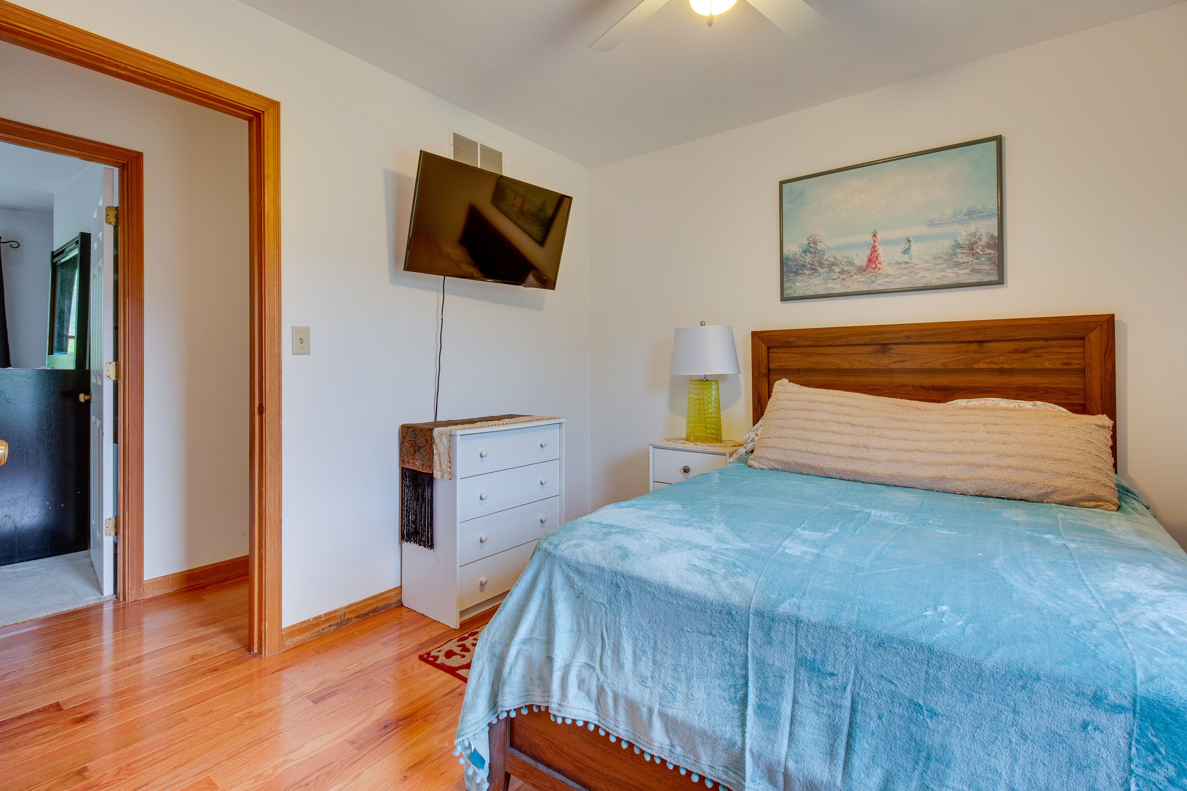 Bedroom 2 | Queen Bed | Smart TV