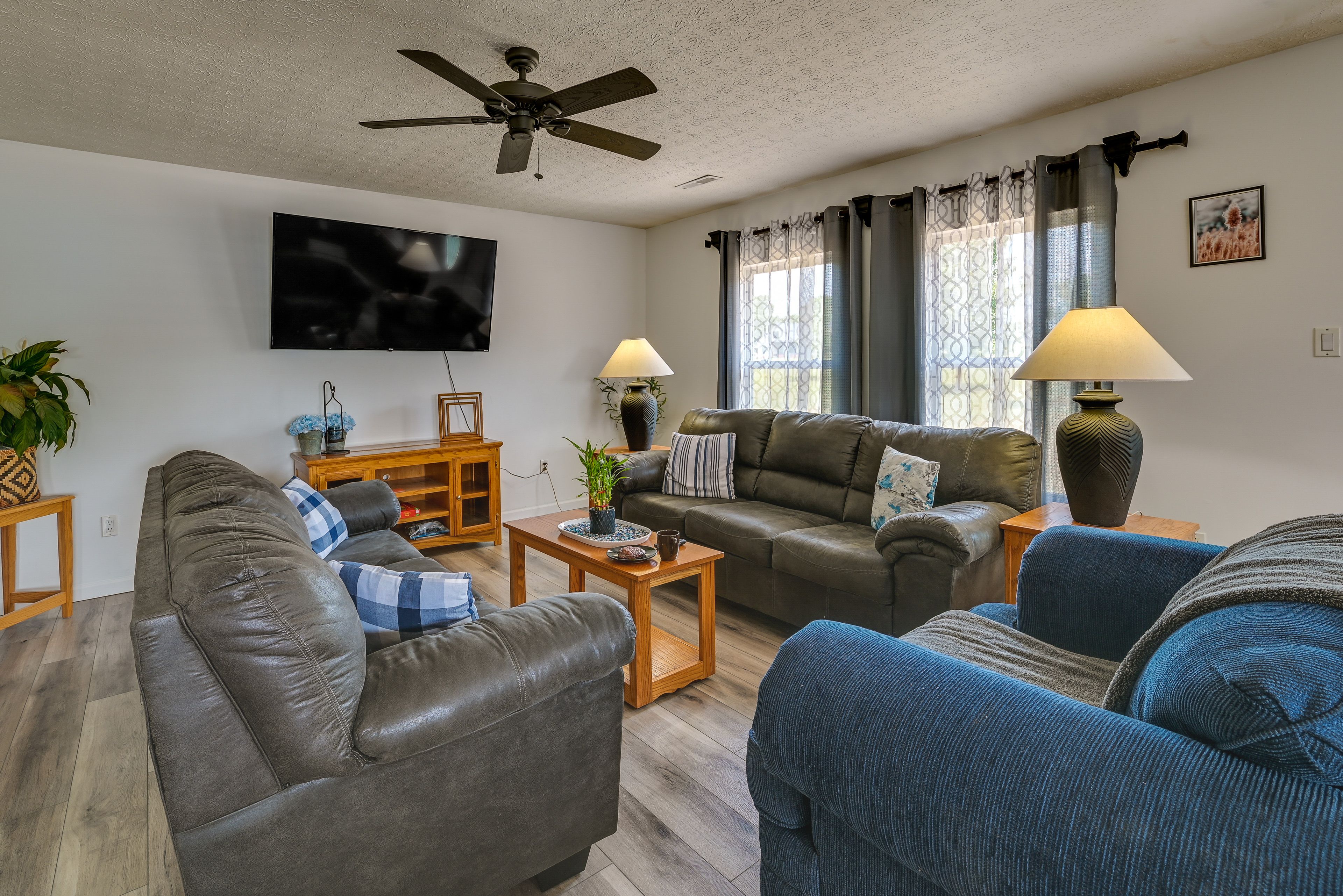Living Room | Smart TV | Free WiFi