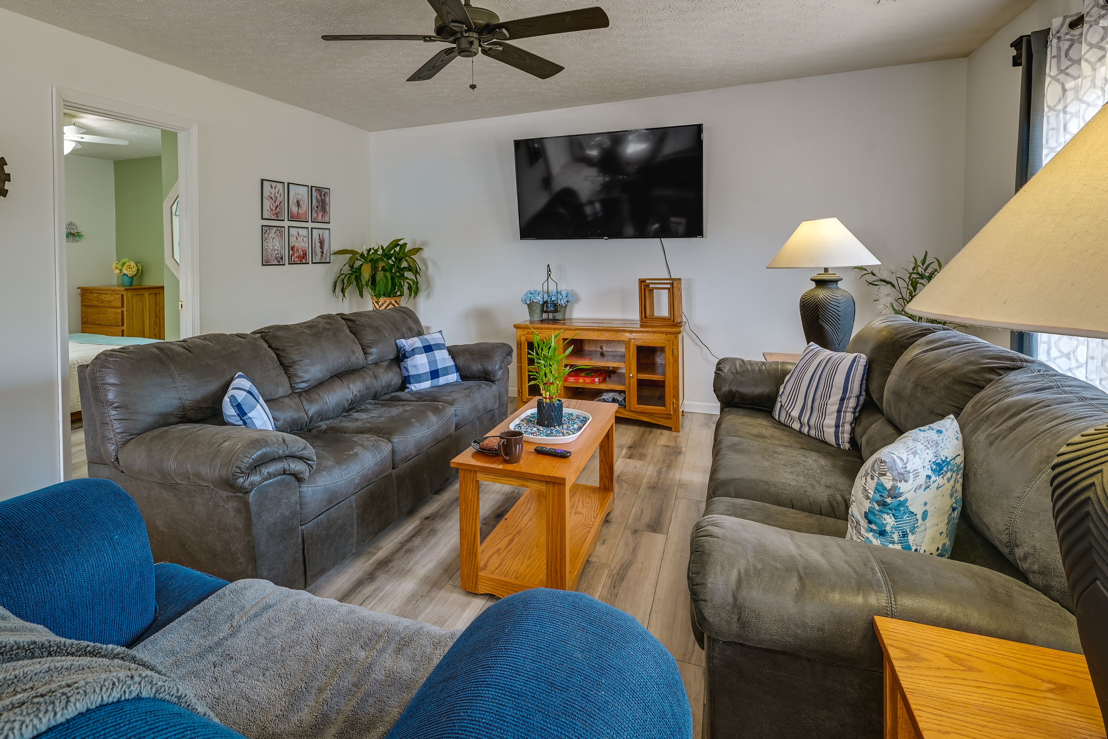 Living Room | Central Heating & A/C | Pet Friendly