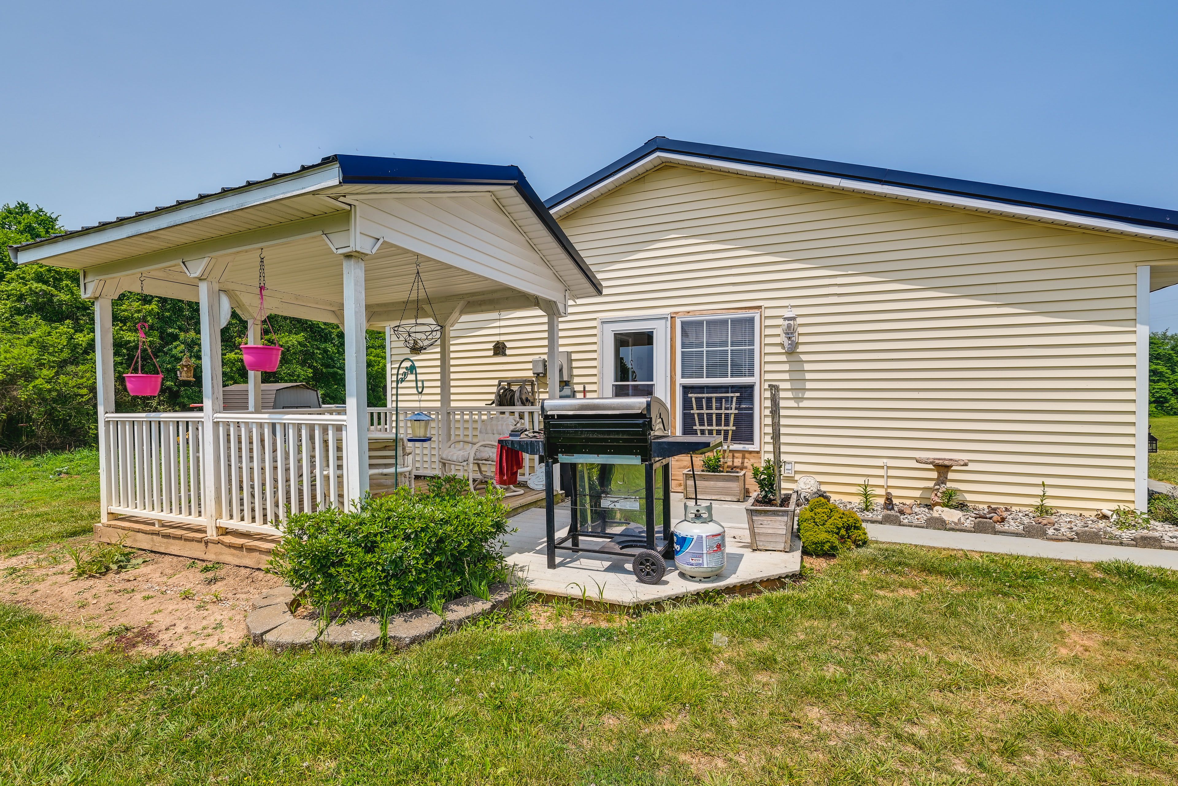 Smiths Grove Vacation Rental | 2BR | 1BA | 900 Sq Ft | Step-Free Access