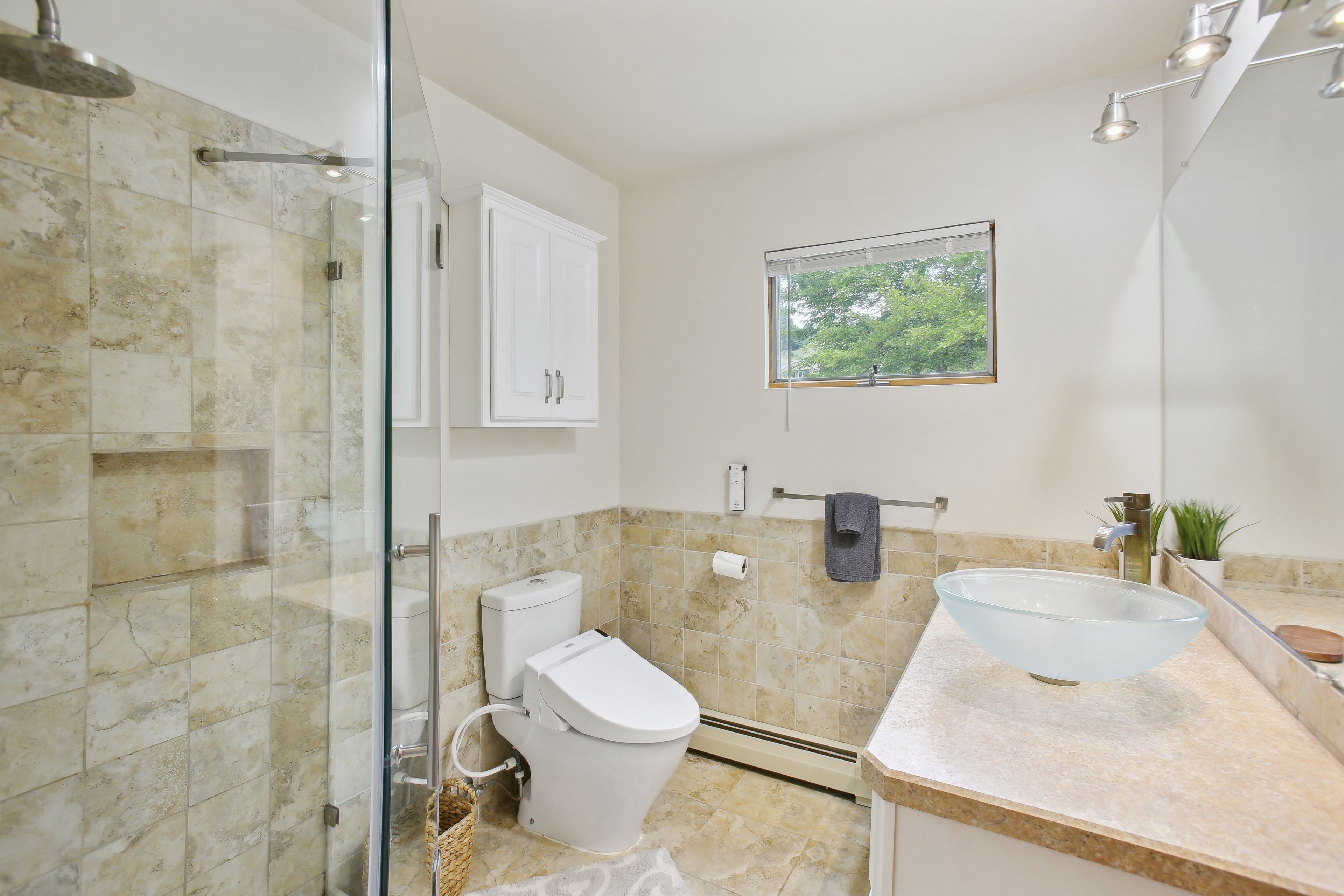 Full Bathroom | 1st Floor