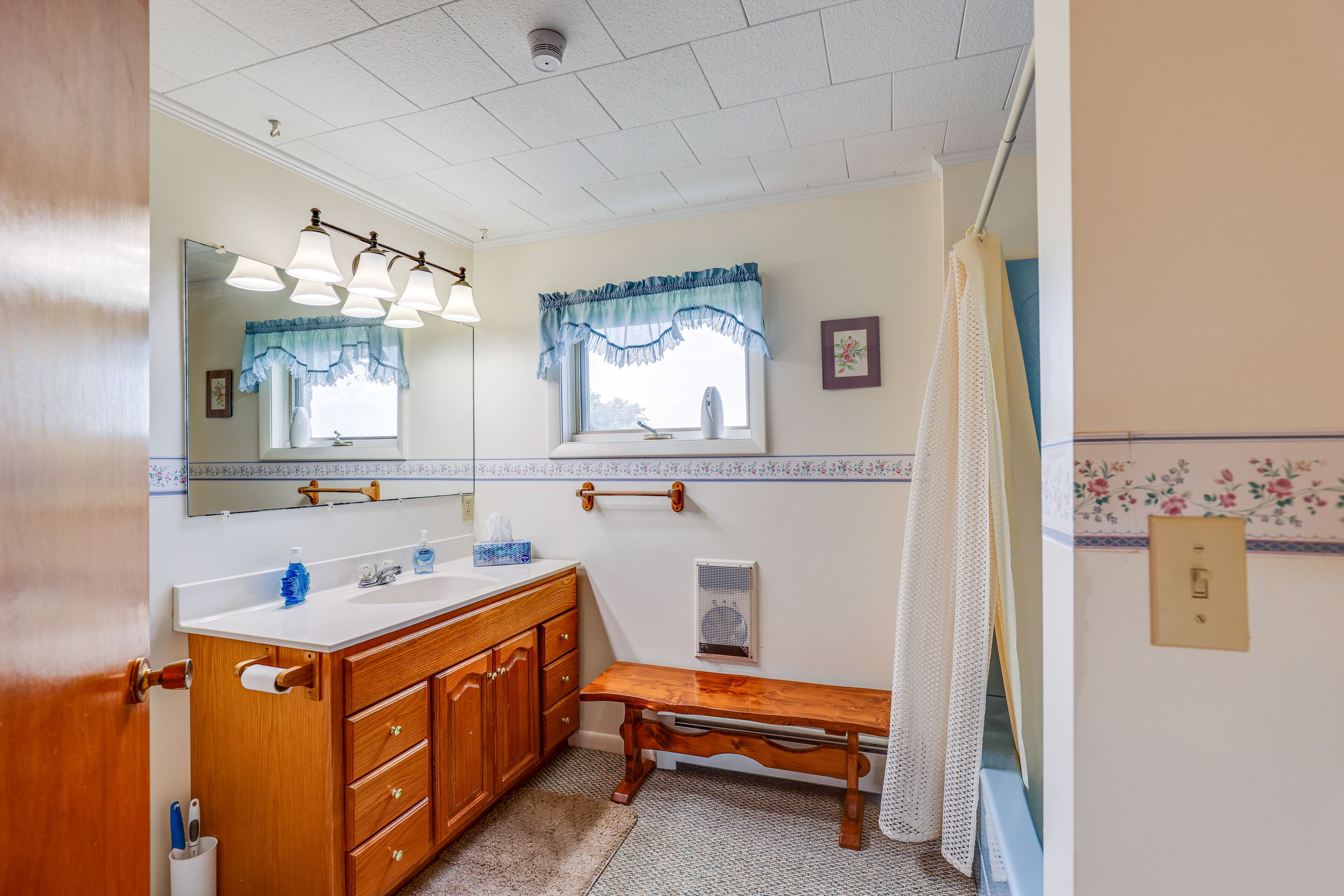 Full Bathroom | 2nd Floor | Complimentary Toiletries