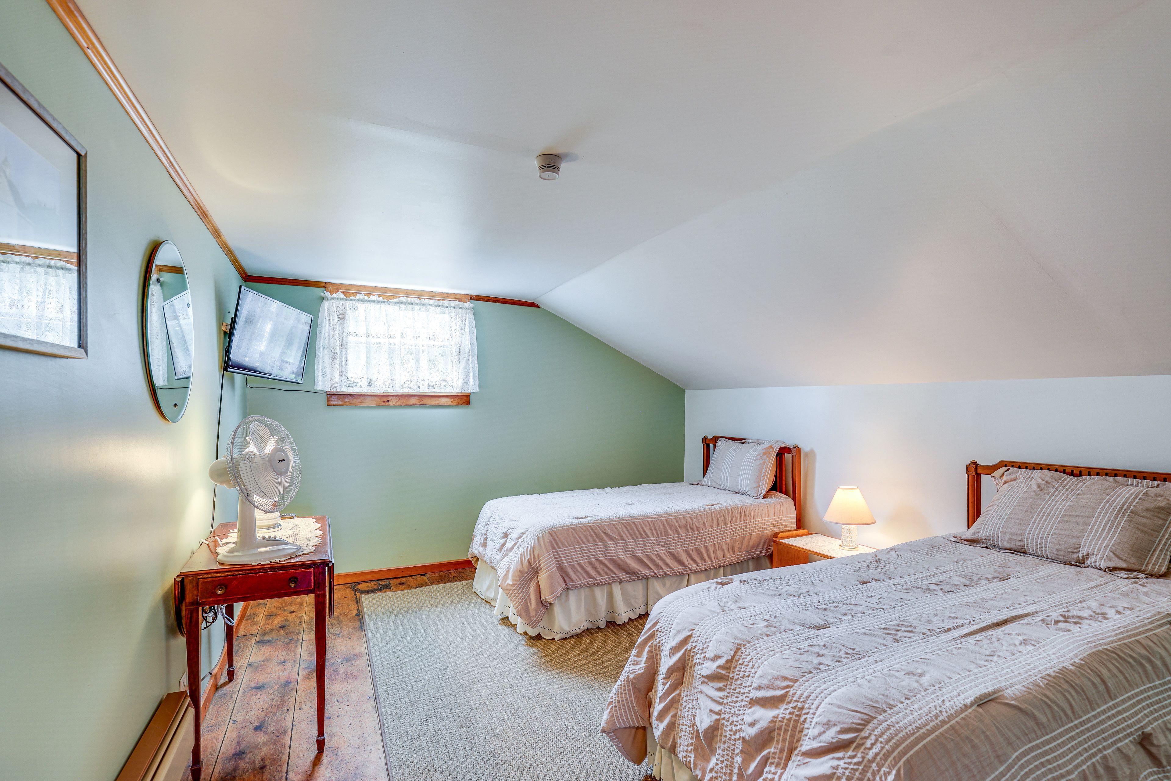 Bedroom 3 | 2 Twin Beds | 2nd Floor | Smart TV