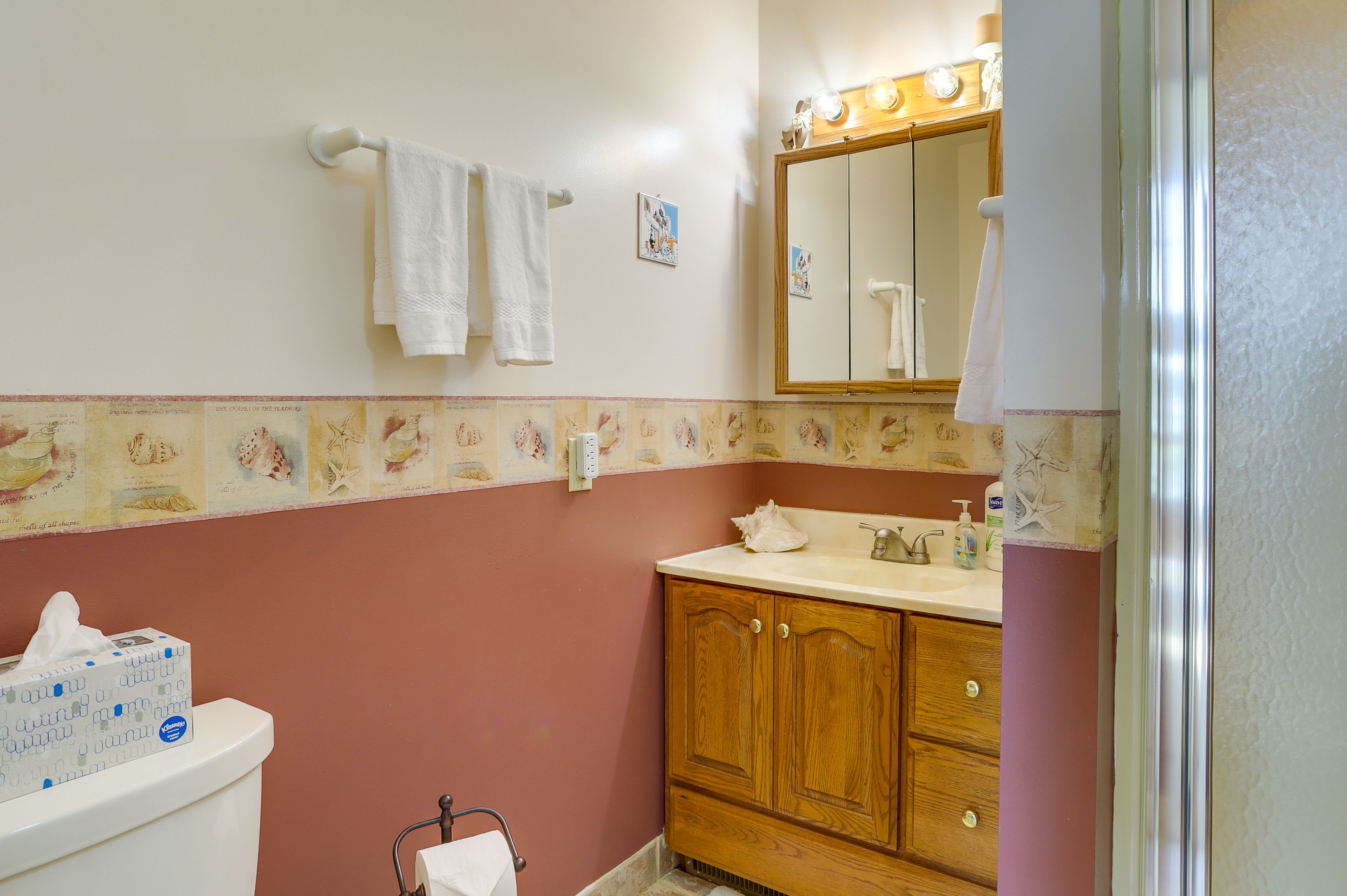 Full Bathroom | Complimentary Toiletries